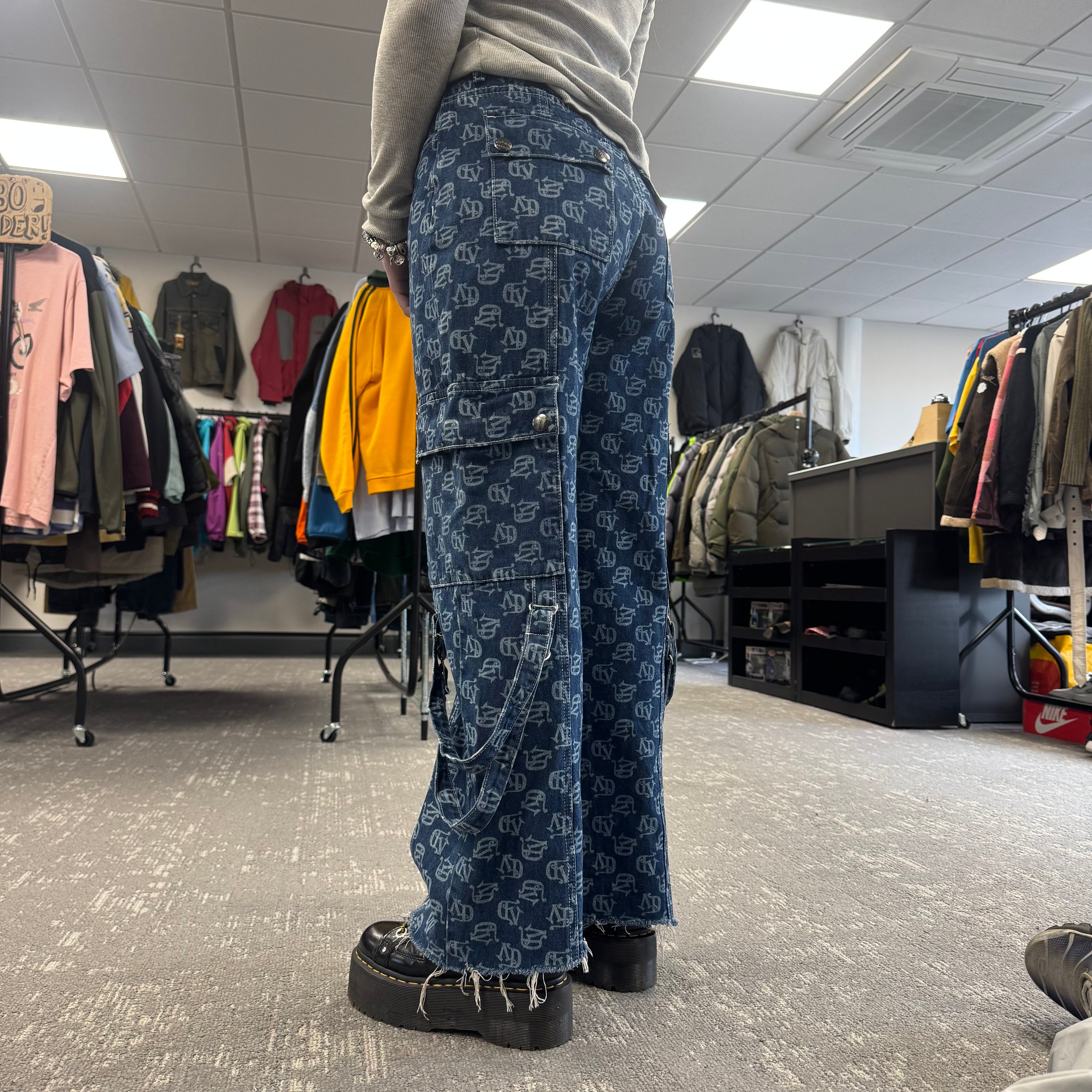 Von Dutch 2000's baggy monogram cargo jeans (M)