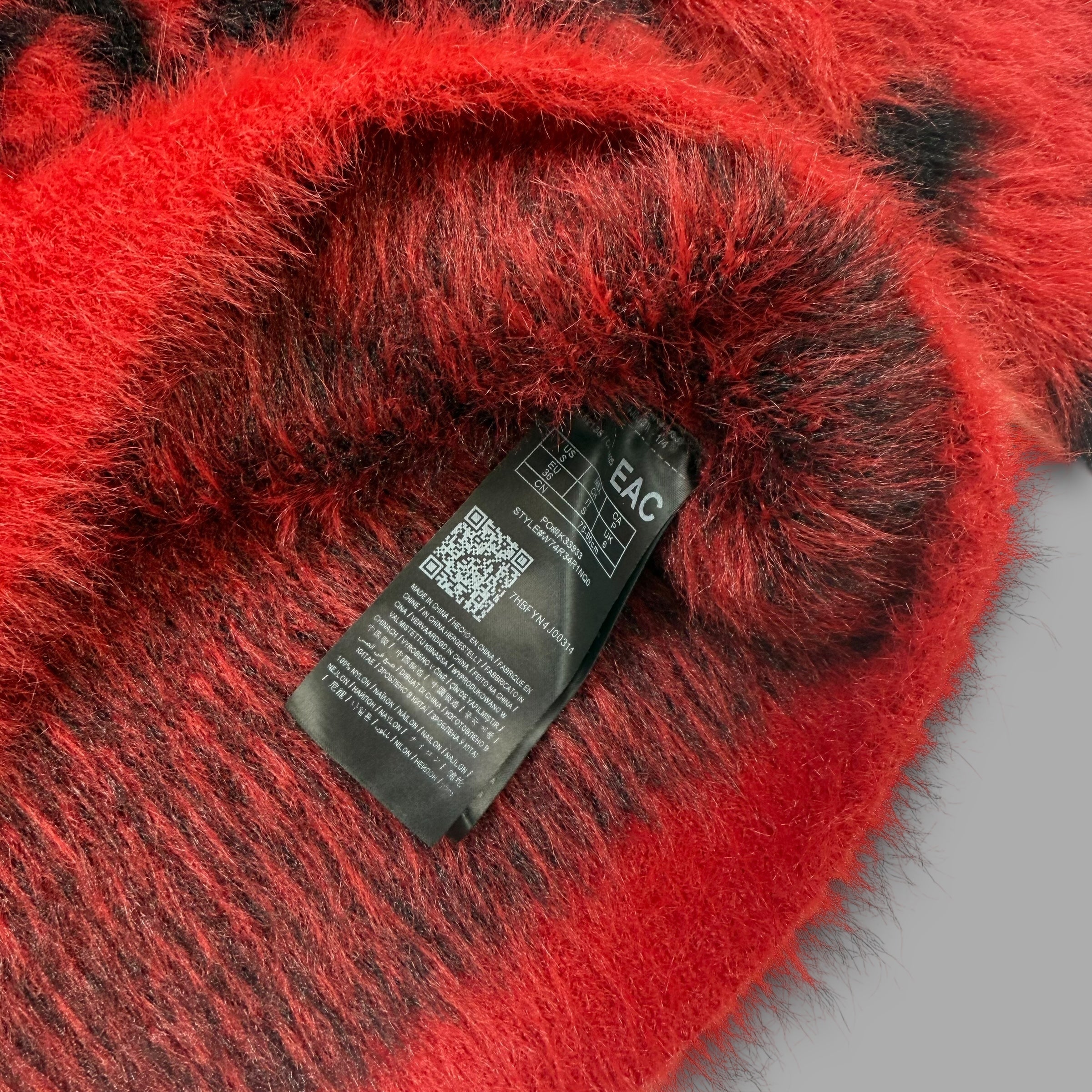 Guess 2000's pullover fluffy sweatshirt (S)
