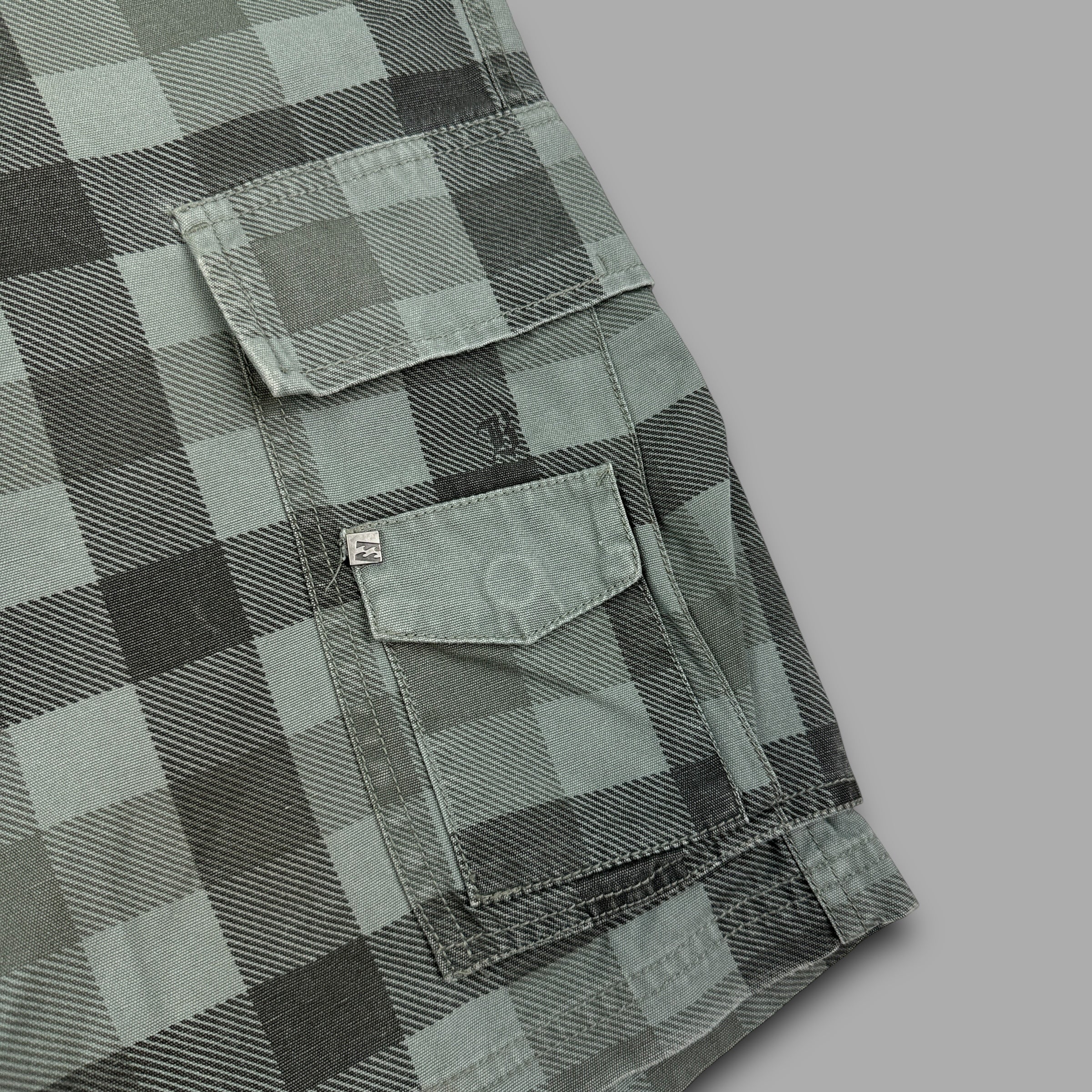 Billabong 2000's baggy wide leg plaid cargo shorts (M-L)