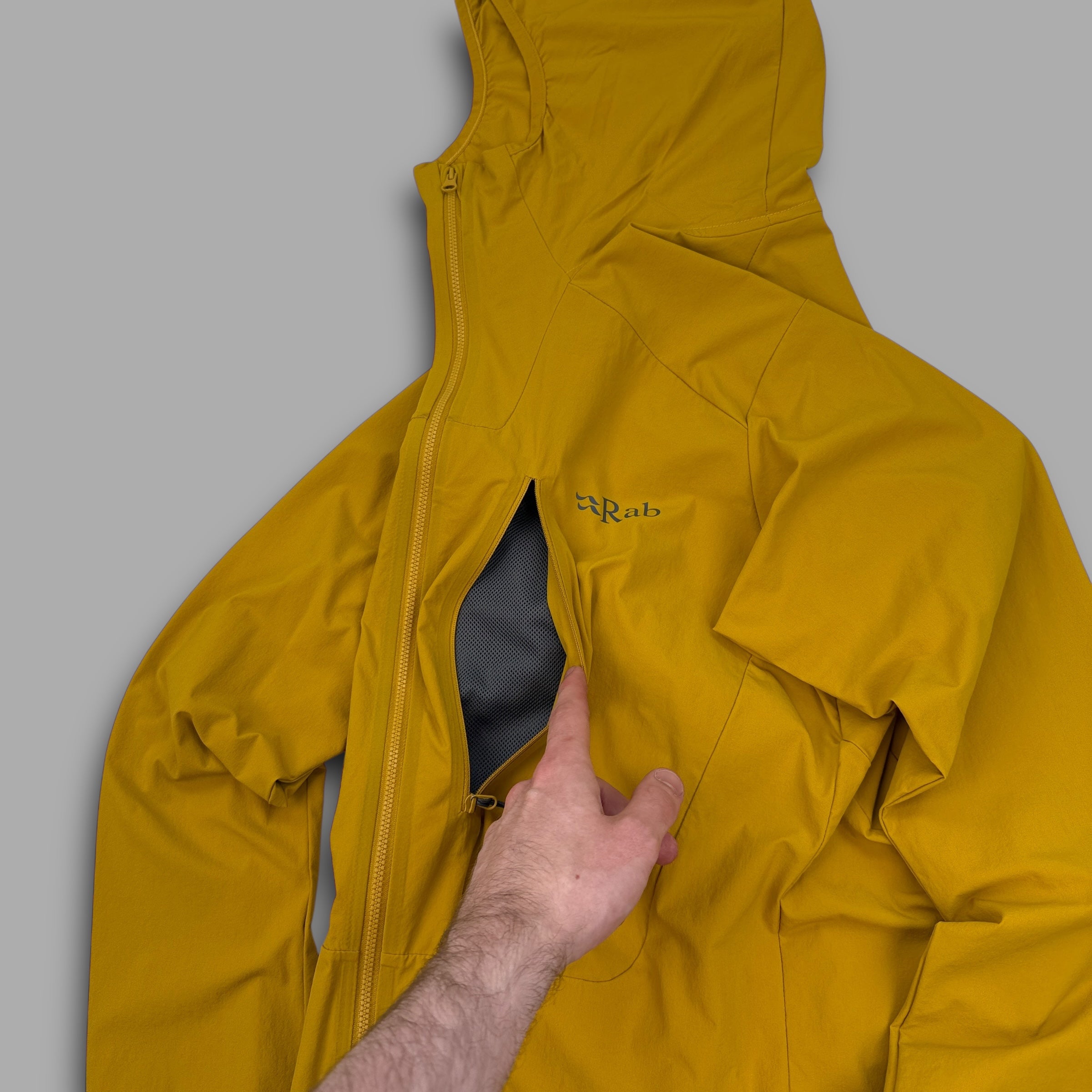 Rab 2000's technical softshell dual-pocket windbreaker (M)