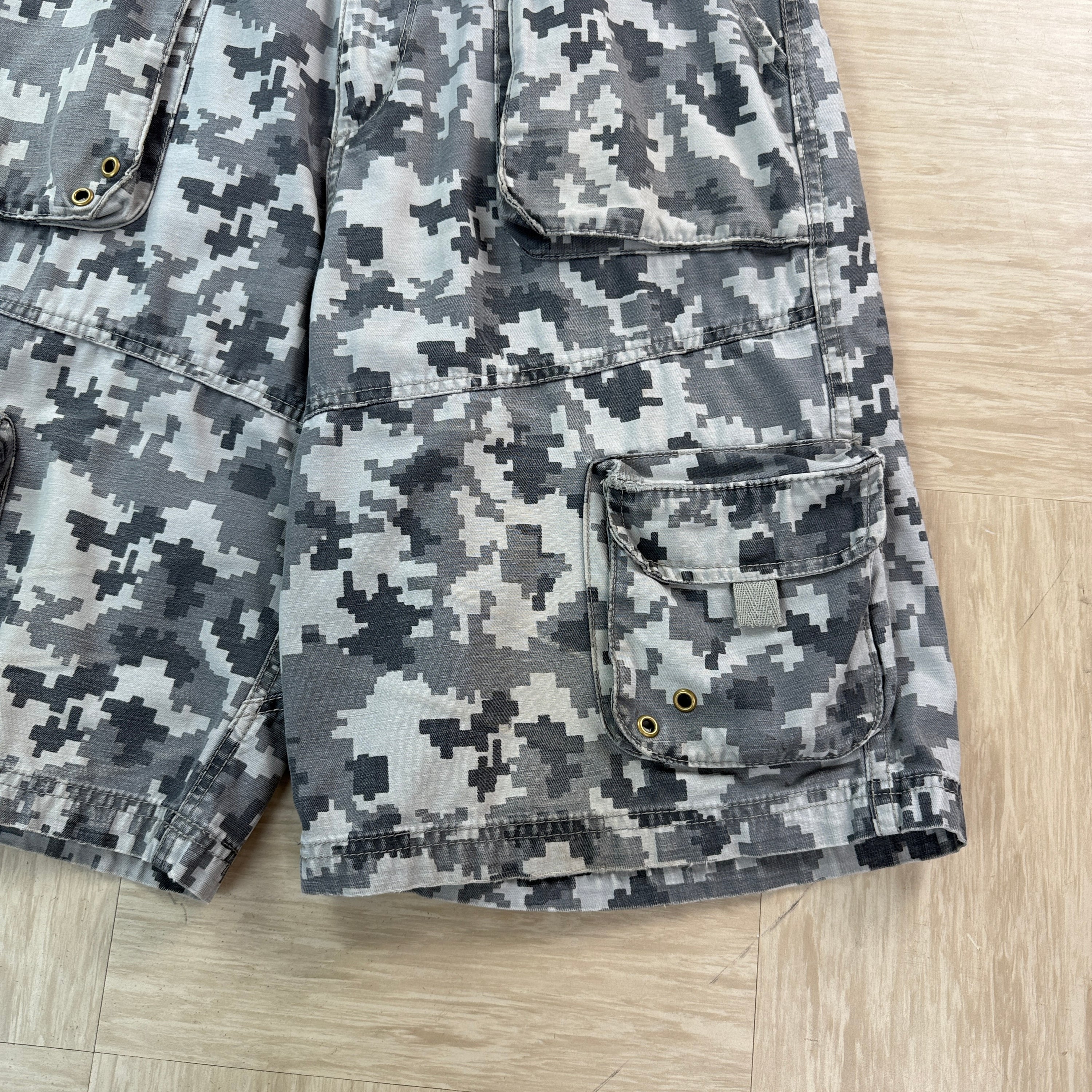 Vintage digital camo baggy multi-pocket cargo shorts (M)