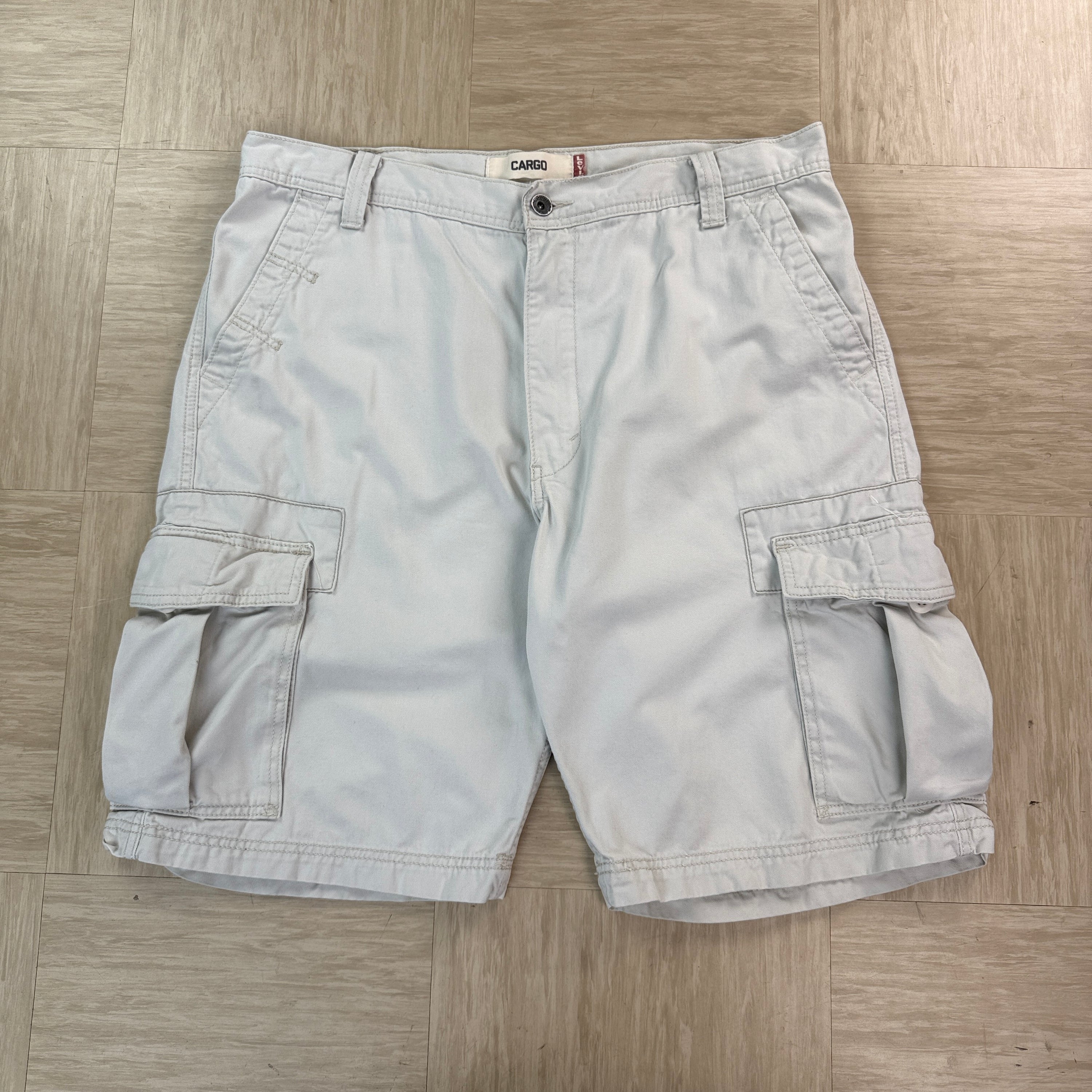 Levi's 2000's relaxed fit baggy cargo shorts (XL)