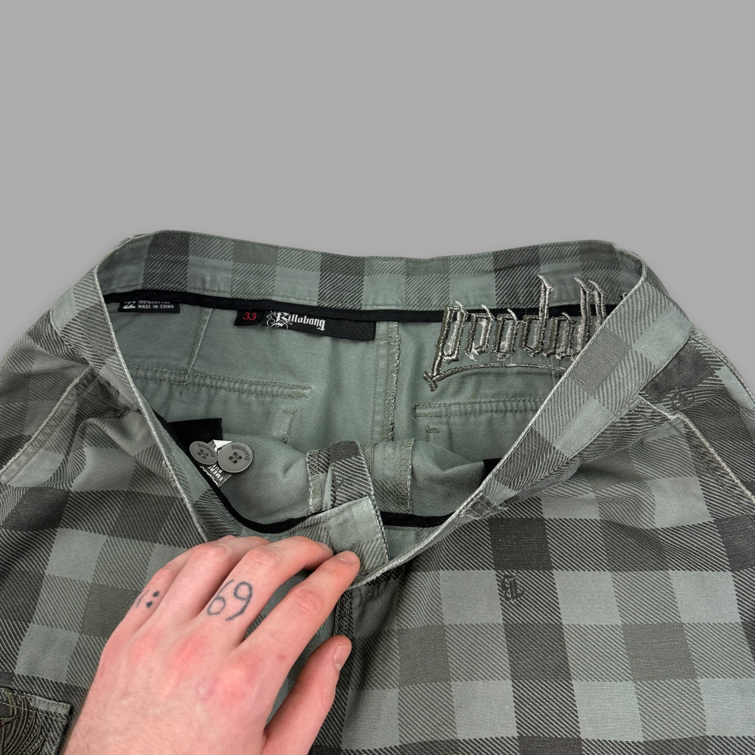 Billabong 2000's baggy wide leg plaid cargo shorts (M-L)