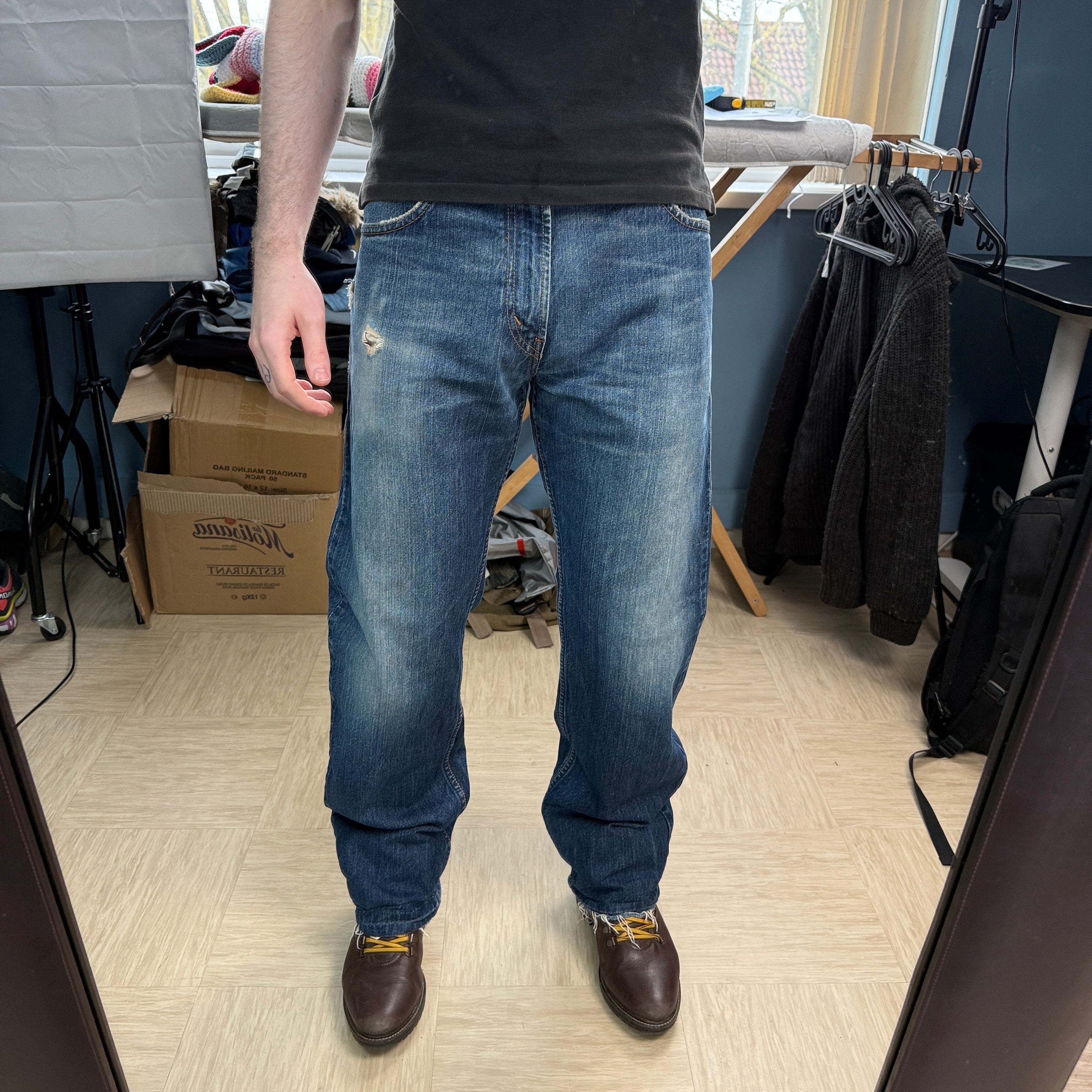 Levi's 559 2000's relaxed straight fit distressed jeans (S-M)