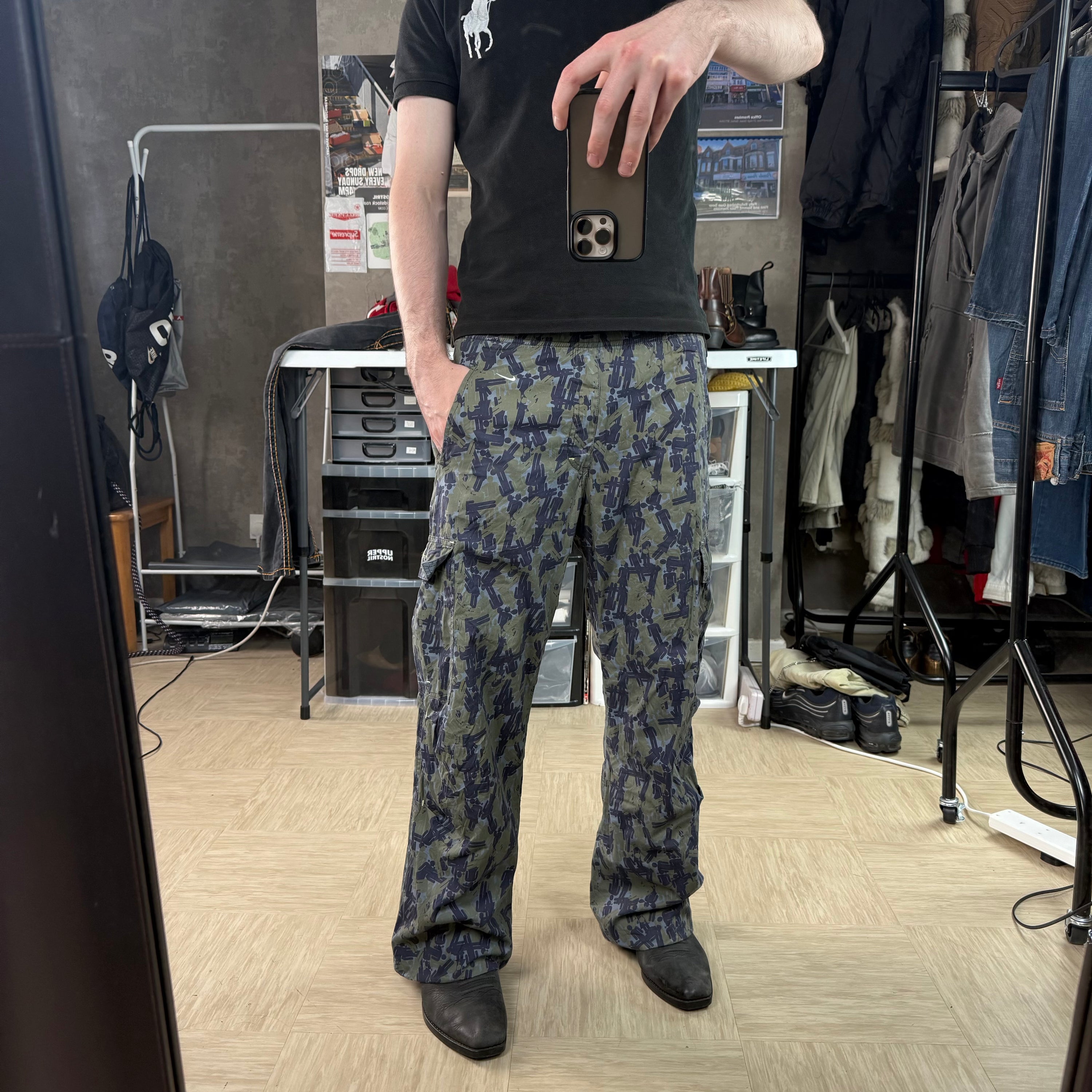Nike 2000's graphic gender figure camo printed baggy bottoms (S)