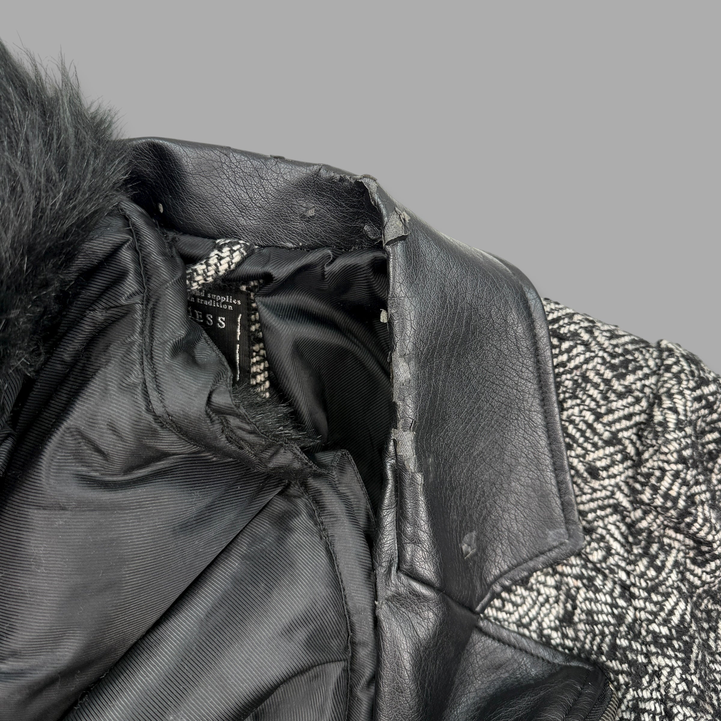 Guess 2000's cropped zip up fur trim jacket (S)