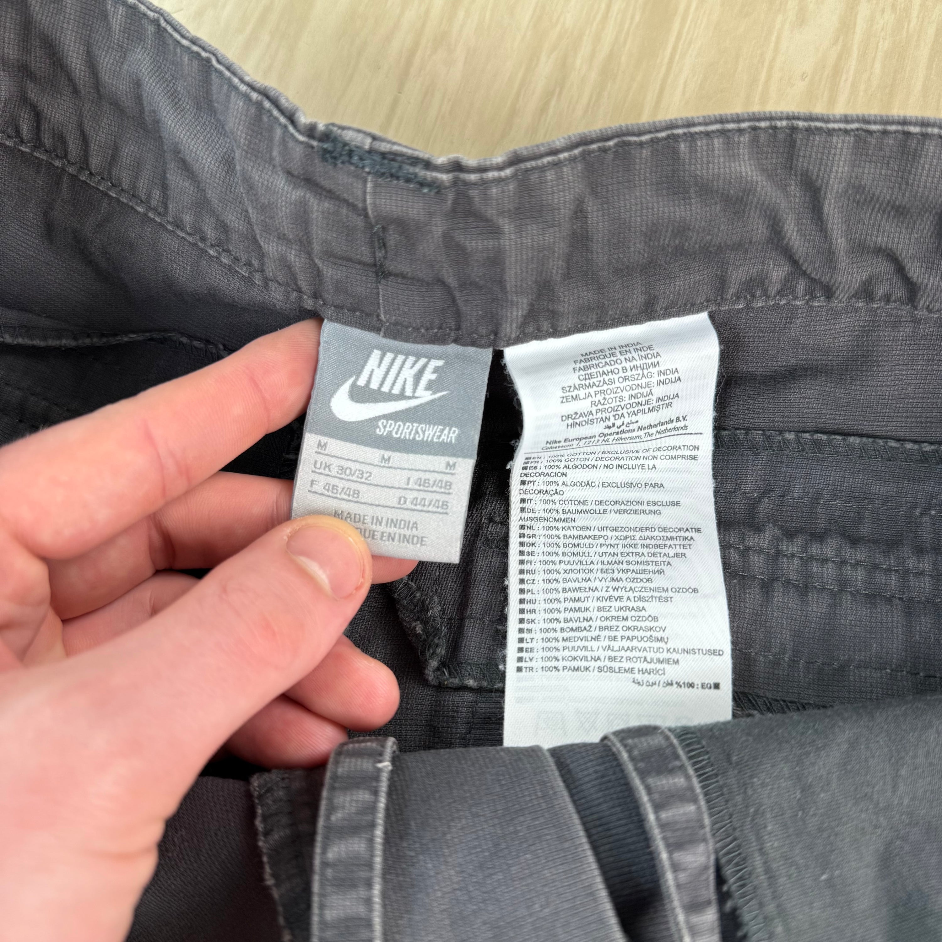 Nike 2000's baggy wide leg cargo shorts (M)