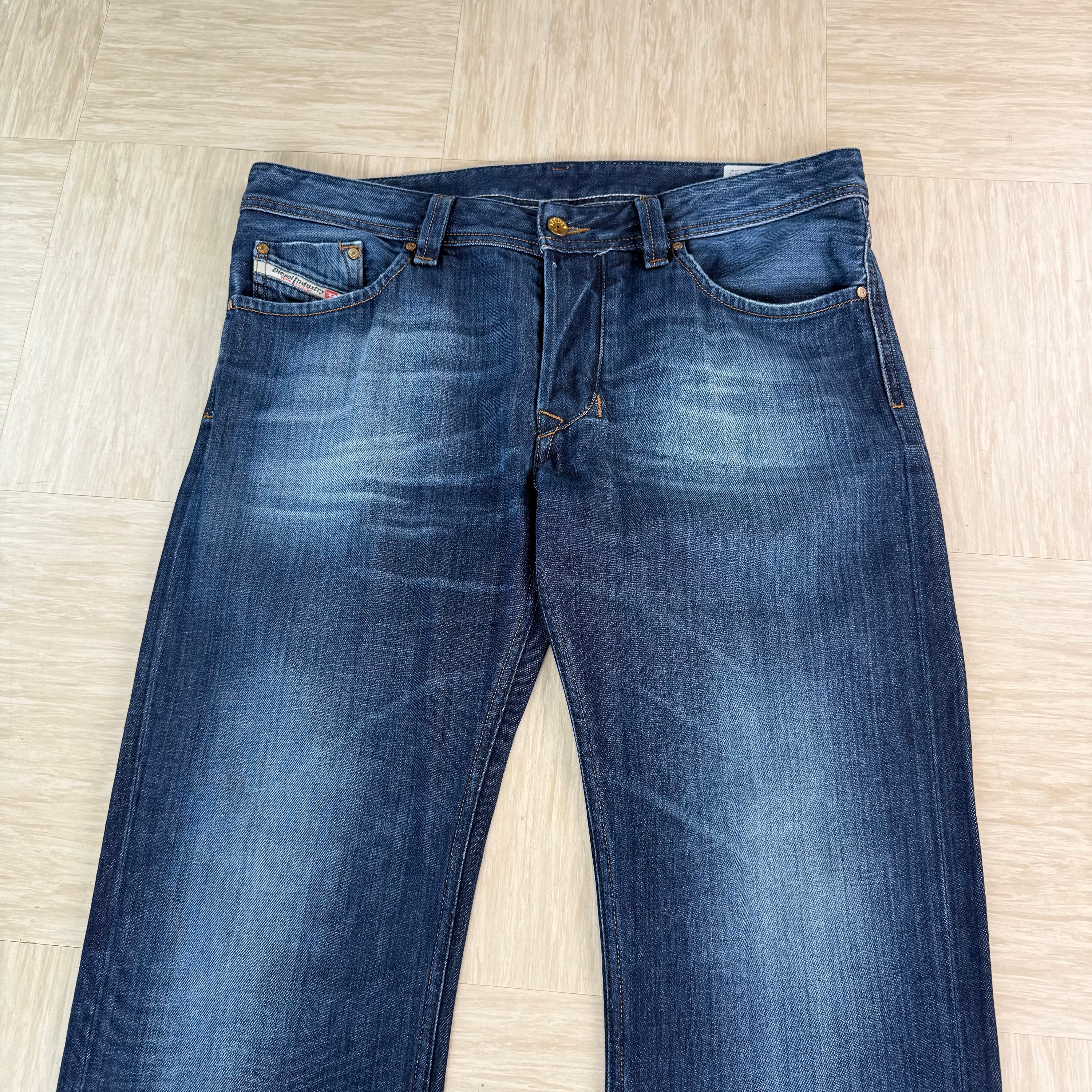 Diesel 2000's larkee dark denim relaxed straight fit (M-L)