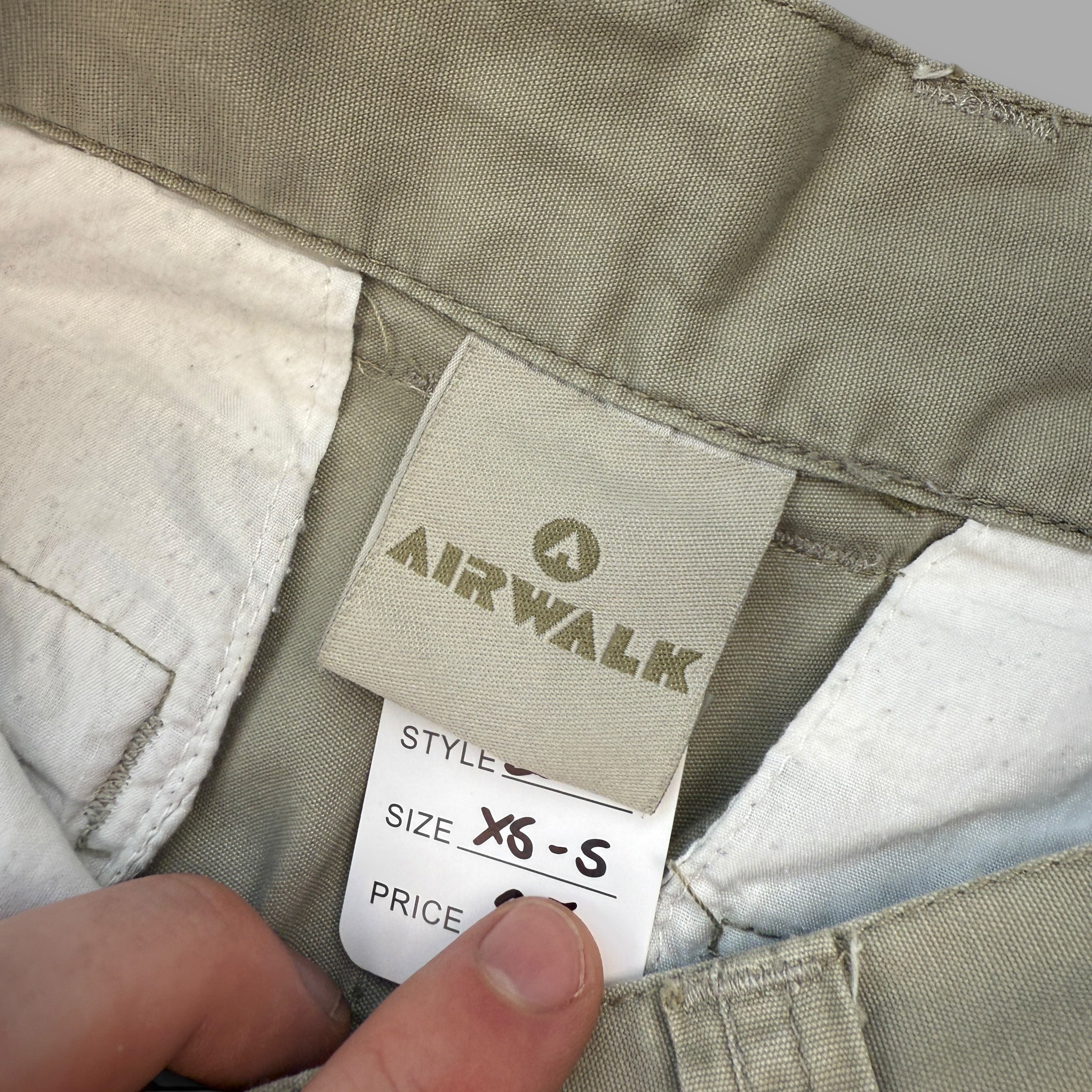 Airwalk 2000's baggy multi-pocket cargo shorts (XS-S)