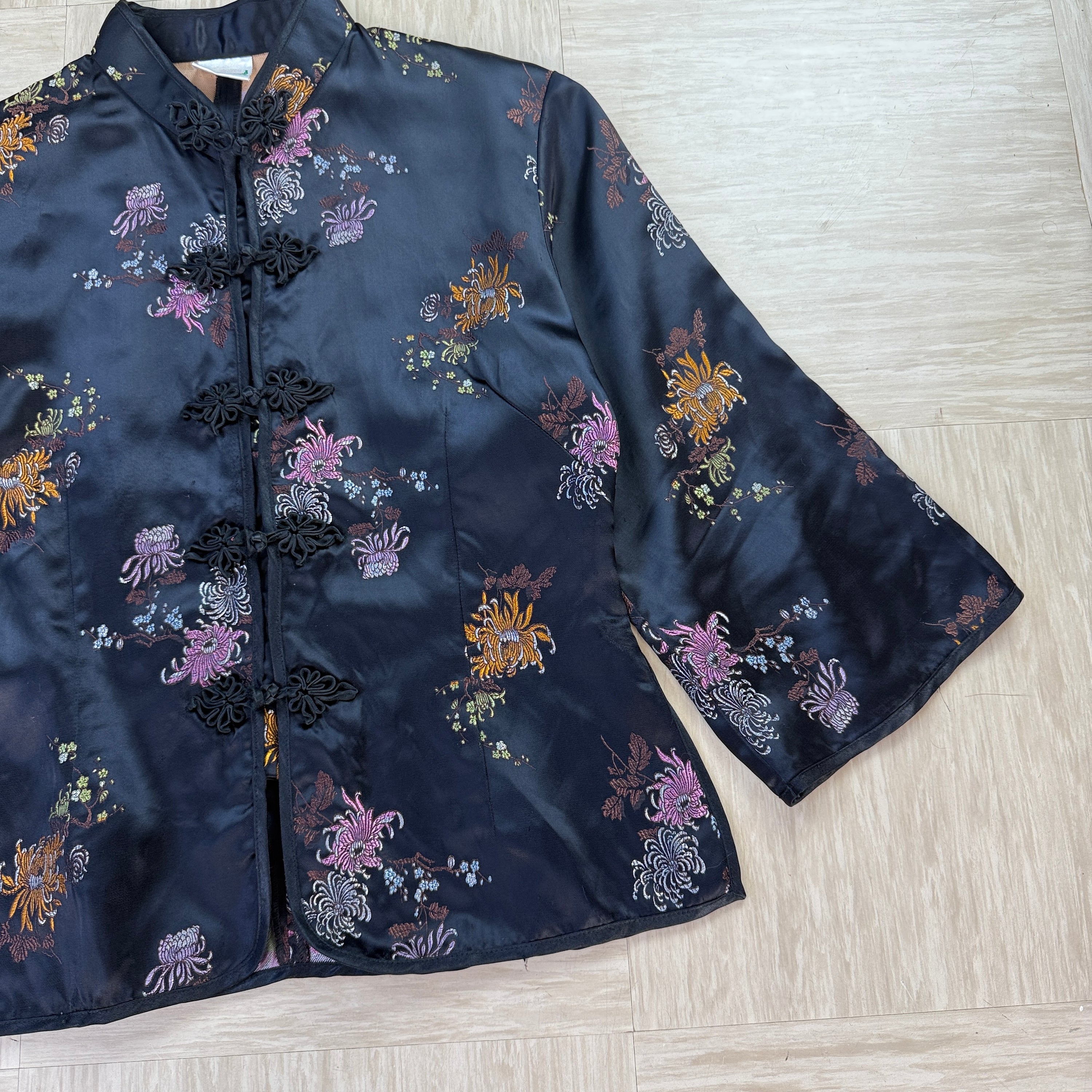 Traditional Chinese mandarin collar satin jacket with frog closure and floral embroidery (S) wms