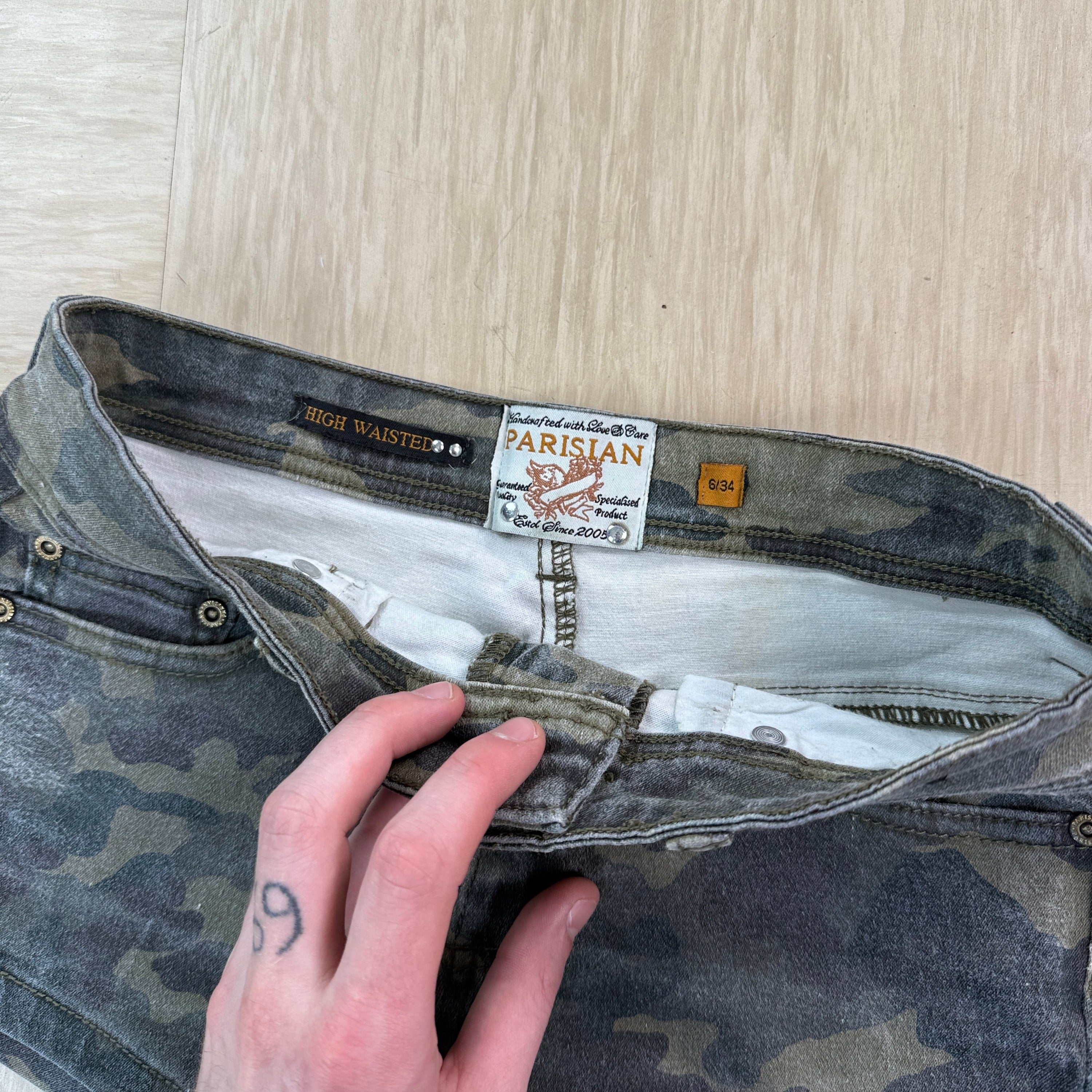 Parisian 2000's high waisted camo booty shorts (XS)
