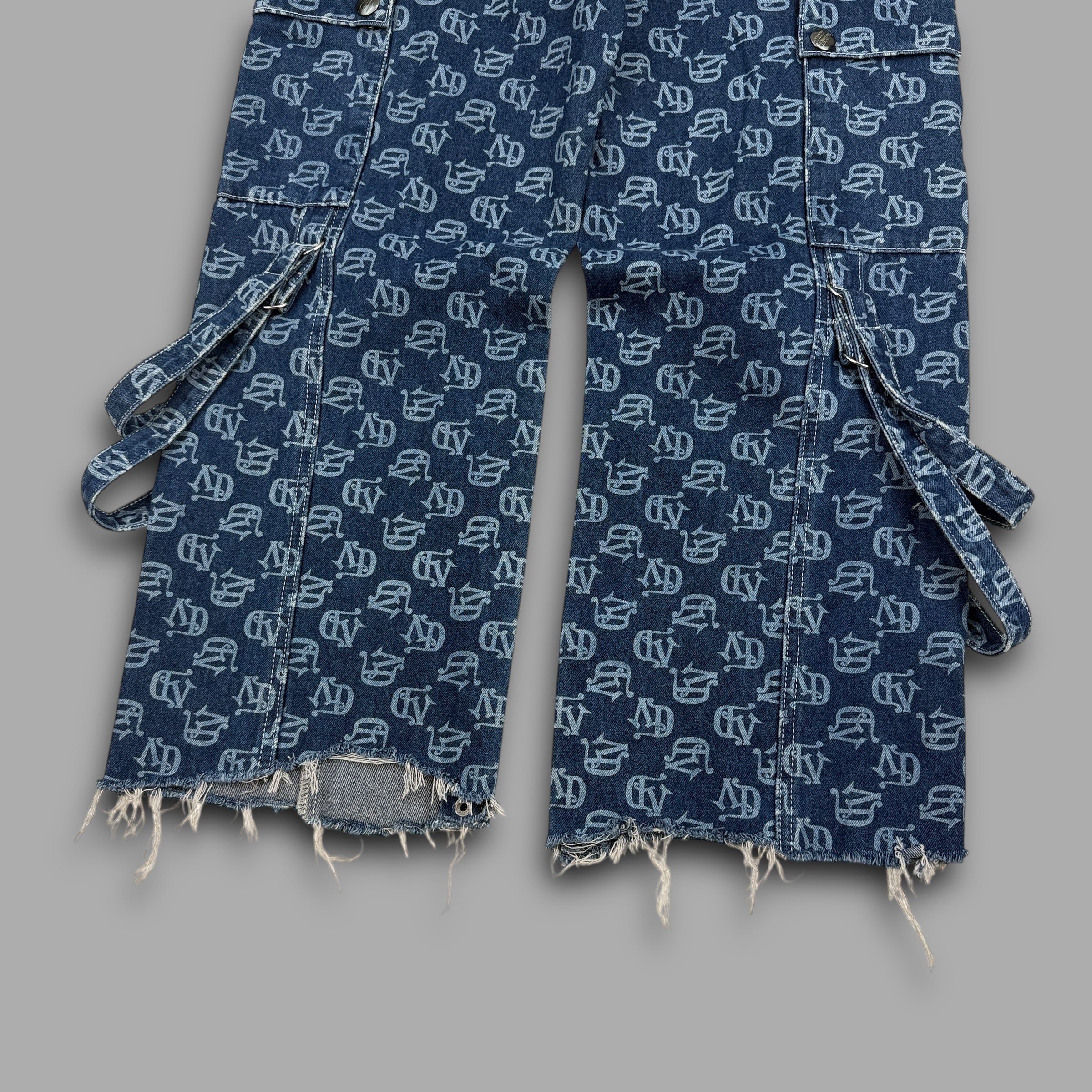 Von Dutch 2000's baggy monogram cargo jeans (M)