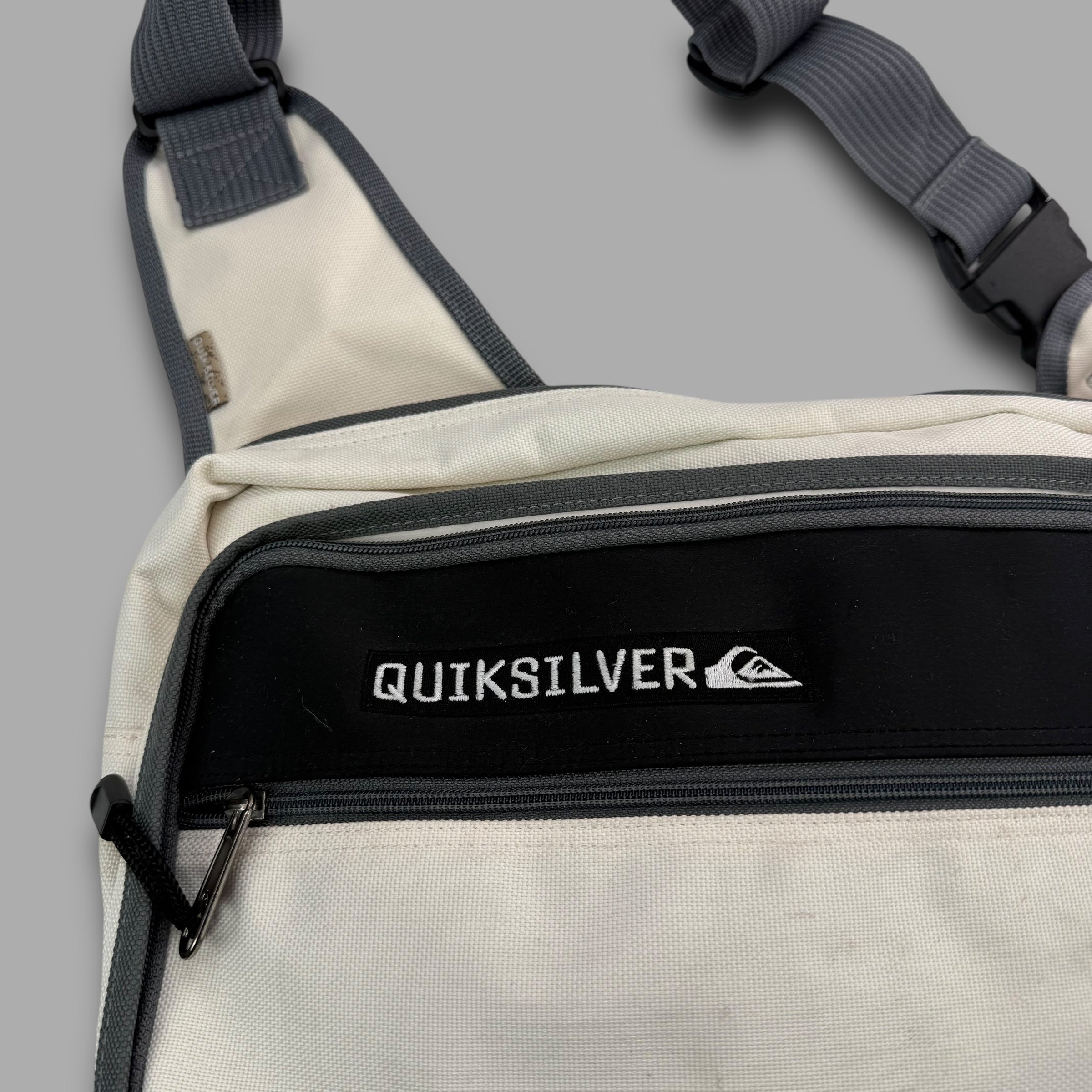 Quiksilver 2000's technical embossed sling bag / shoulder bag (OS)