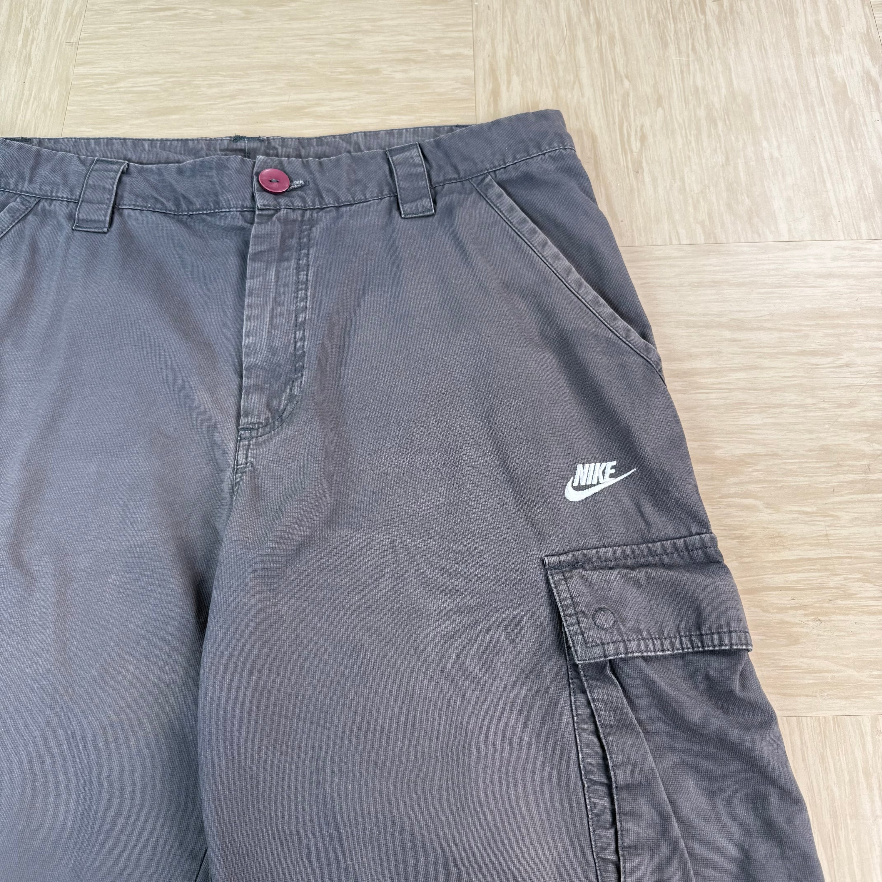 Nike 2000's baggy wide leg cargo shorts (M)