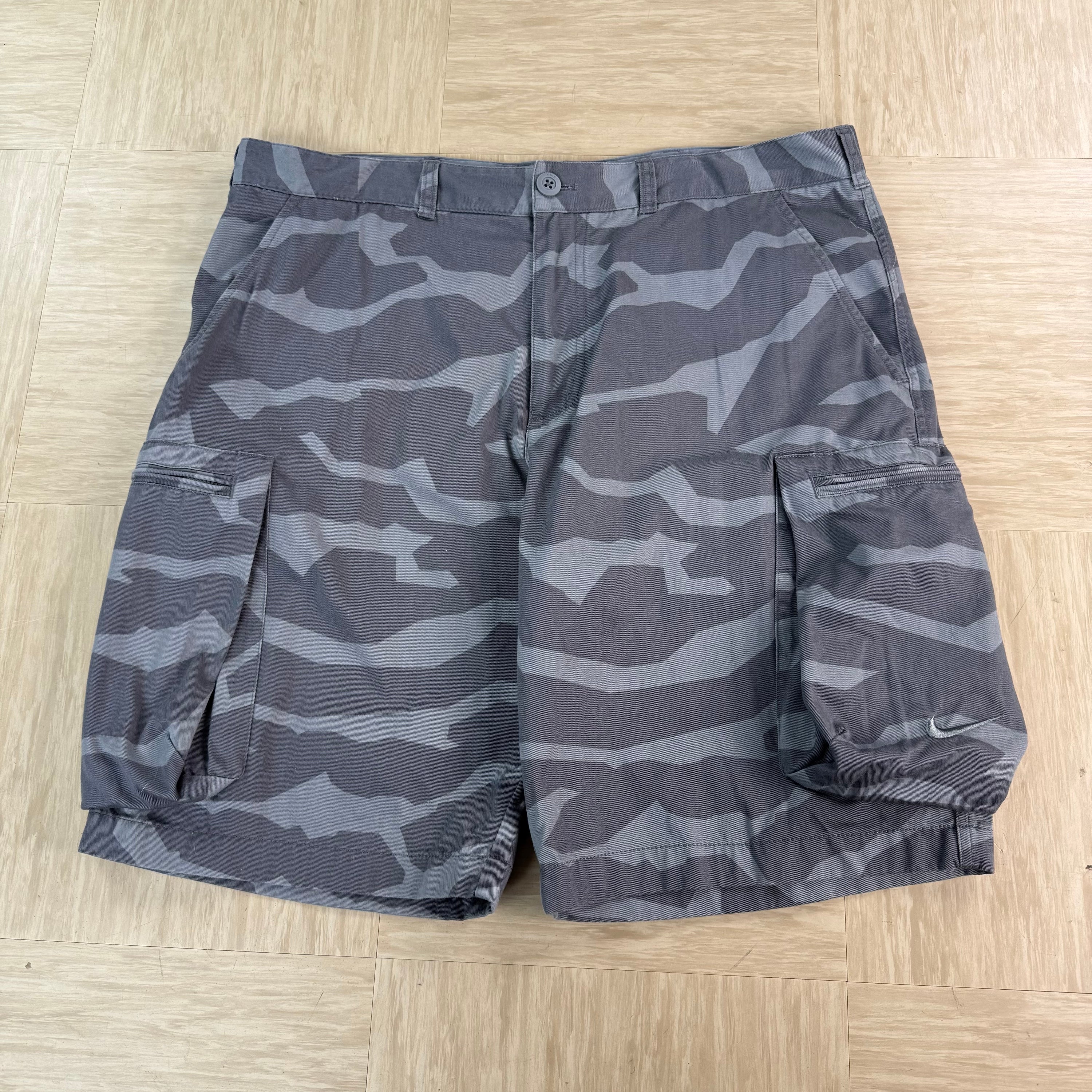 Nike 2000's baggy wide leg camo cargo shorts (L)