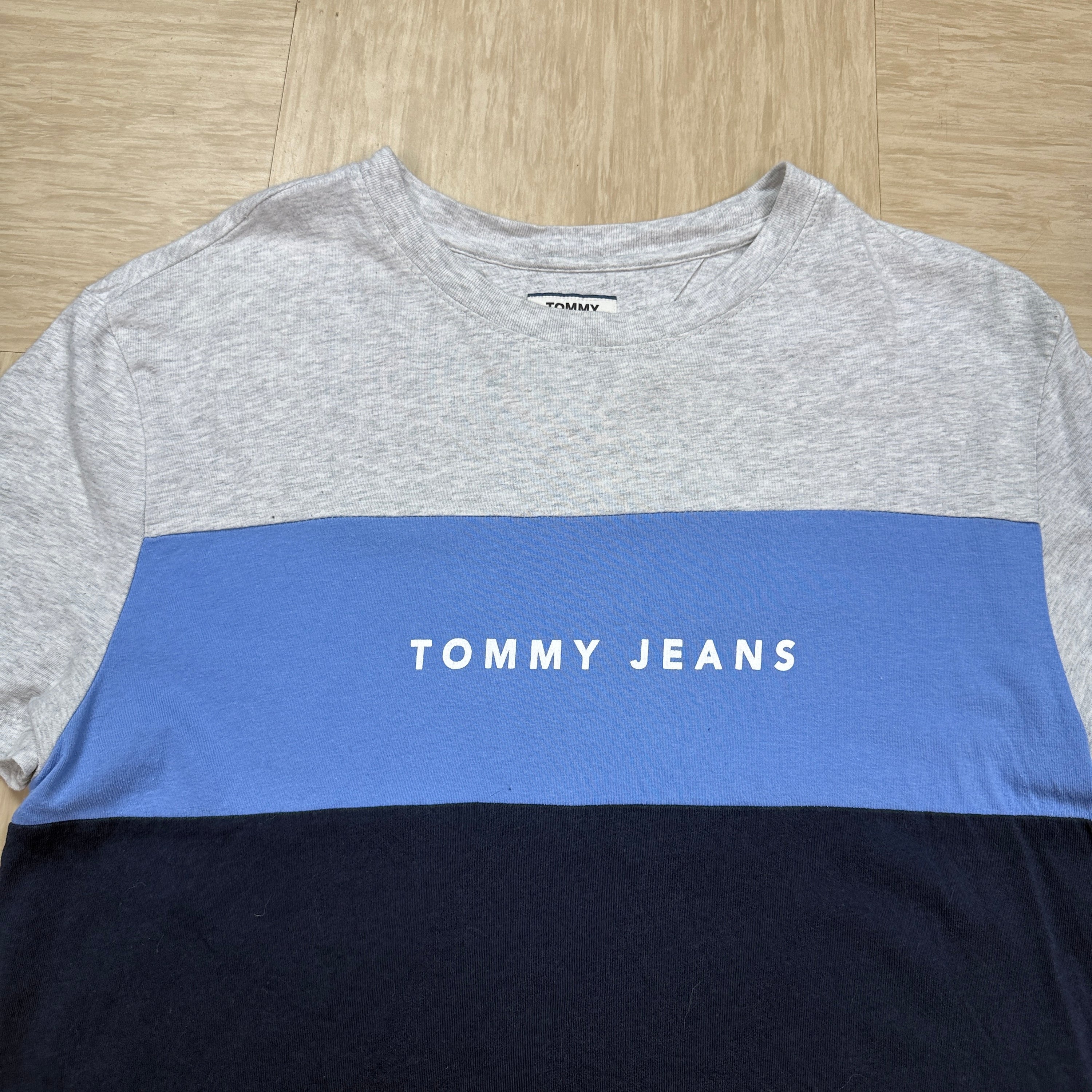 Tommy Hilfiger 2000's cropped spellout tee (S)