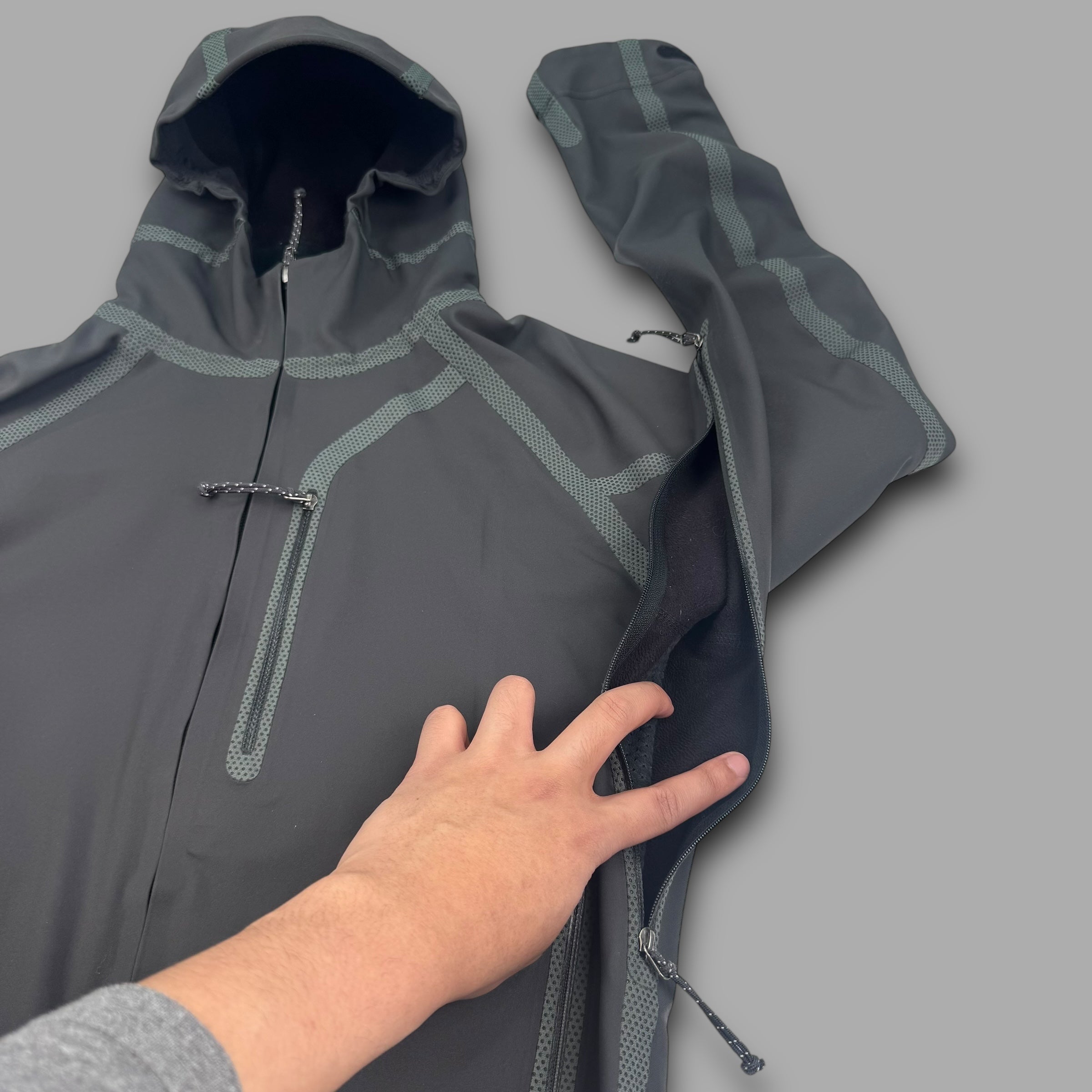 Mountain hardwear 2000's conduit taped seams nylon softshell jacket (S)