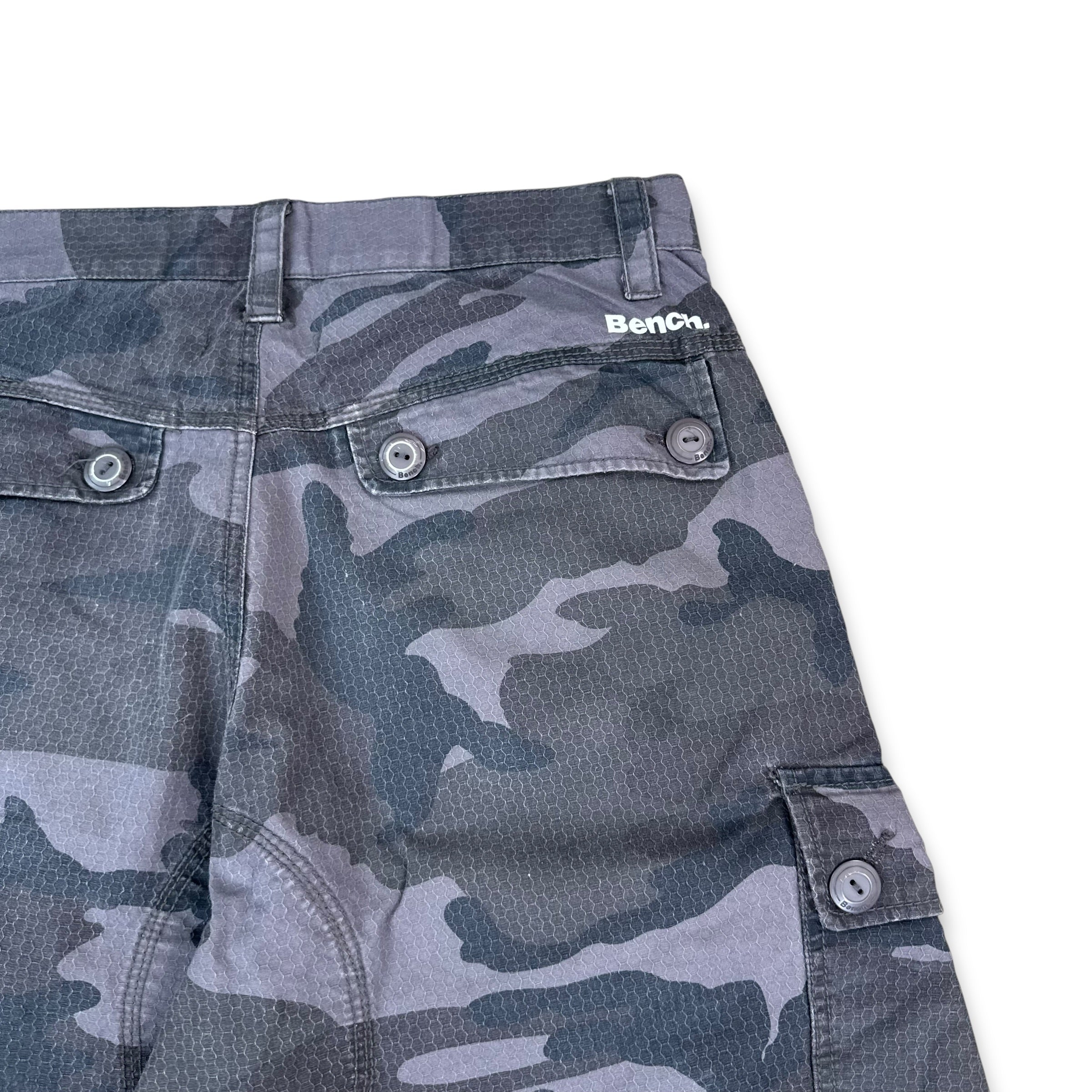 Bench 2000's dark graphic camo shorts (S)