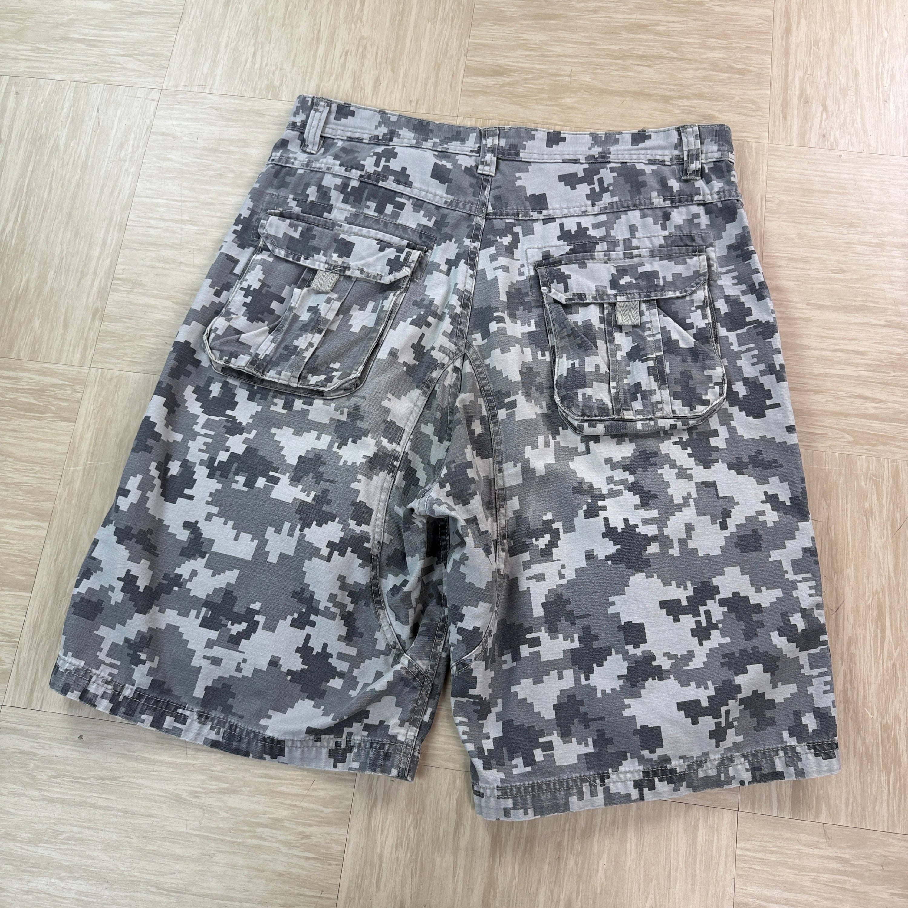 Vintage digital camo baggy multi-pocket cargo shorts (M)