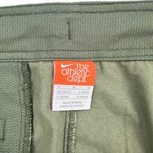 Load image into Gallery viewer, Nike 2000&#39;s athletic dept. baggy cargo shorts (M)
