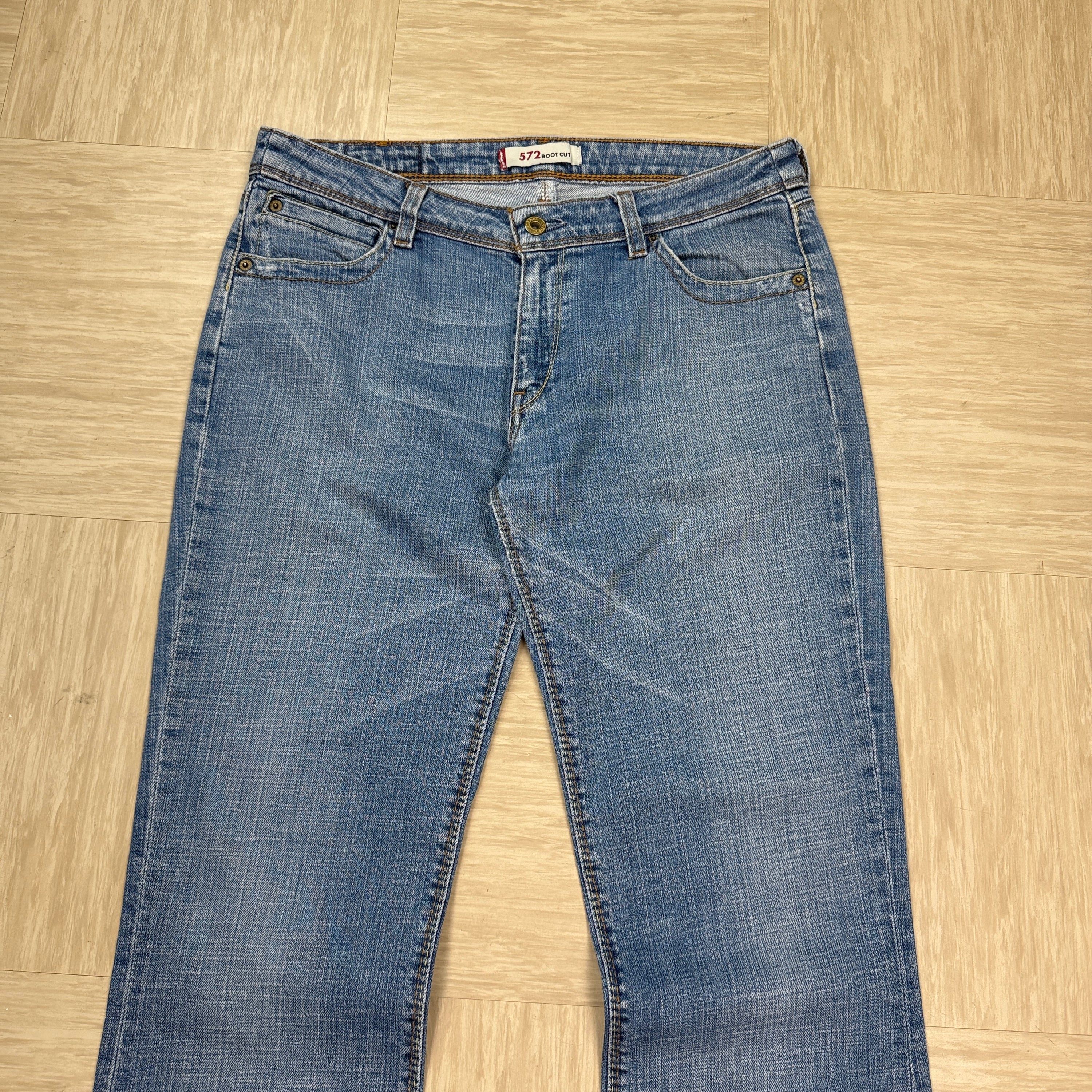 Levi's 572 2000's relaxed fit denim bootcut jeans (S)
