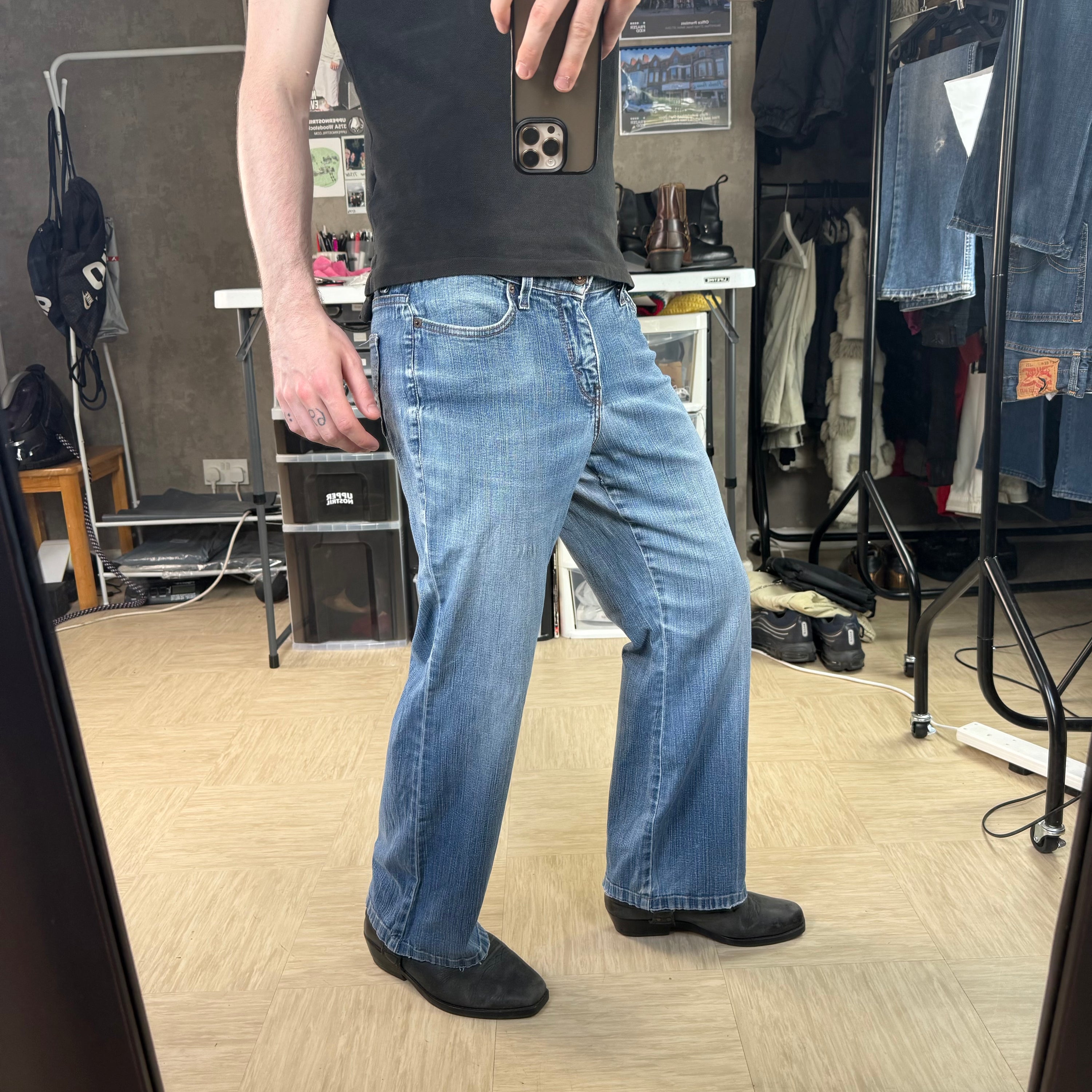 Levi's 548 2000's perfectly slimming relaxed flare denim jeans (S)