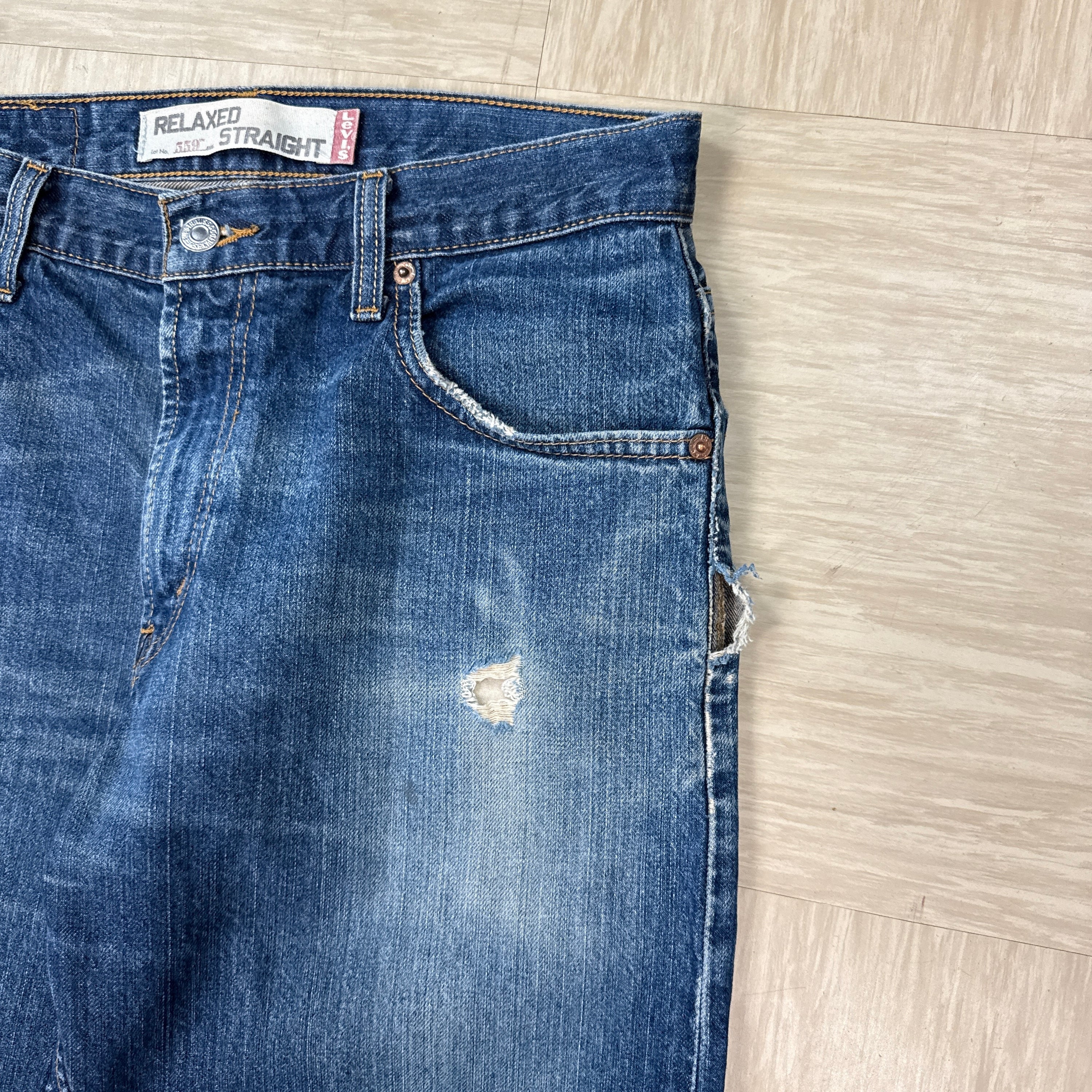 Levi's 559 2000's relaxed straight fit distressed jeans (S-M)