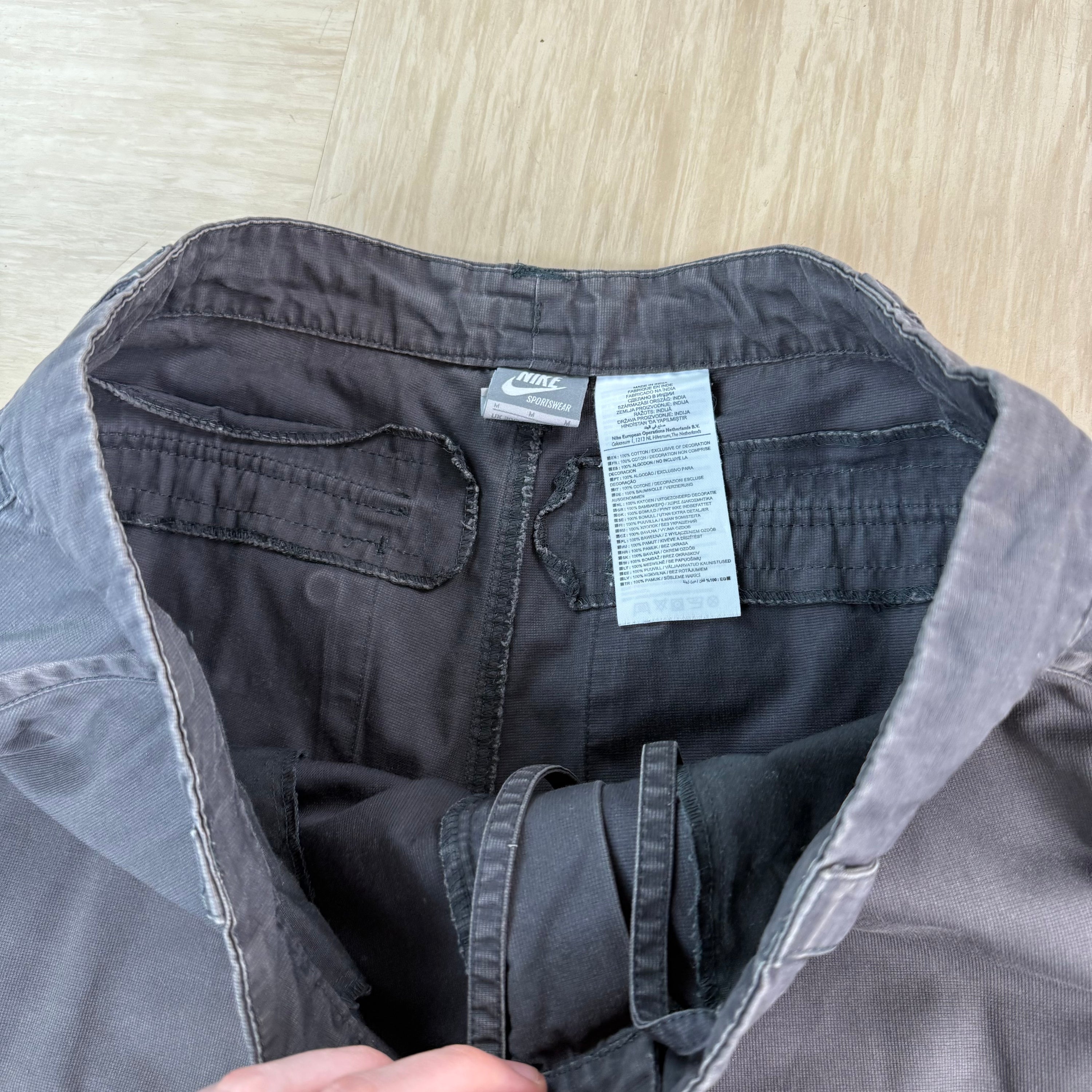 Nike 2000's baggy wide leg cargo shorts (M)