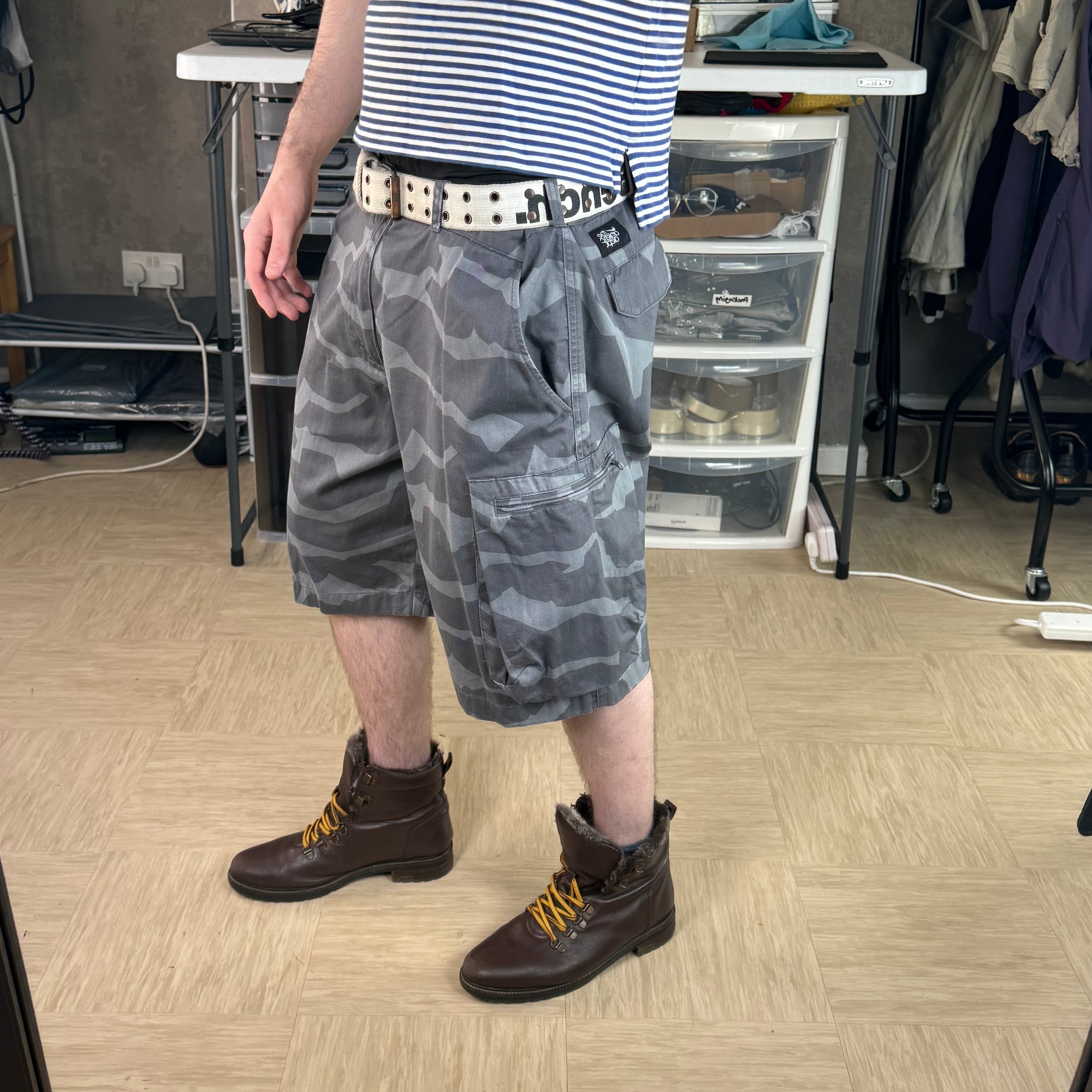 Nike 2000's baggy wide leg camo cargo shorts (L)