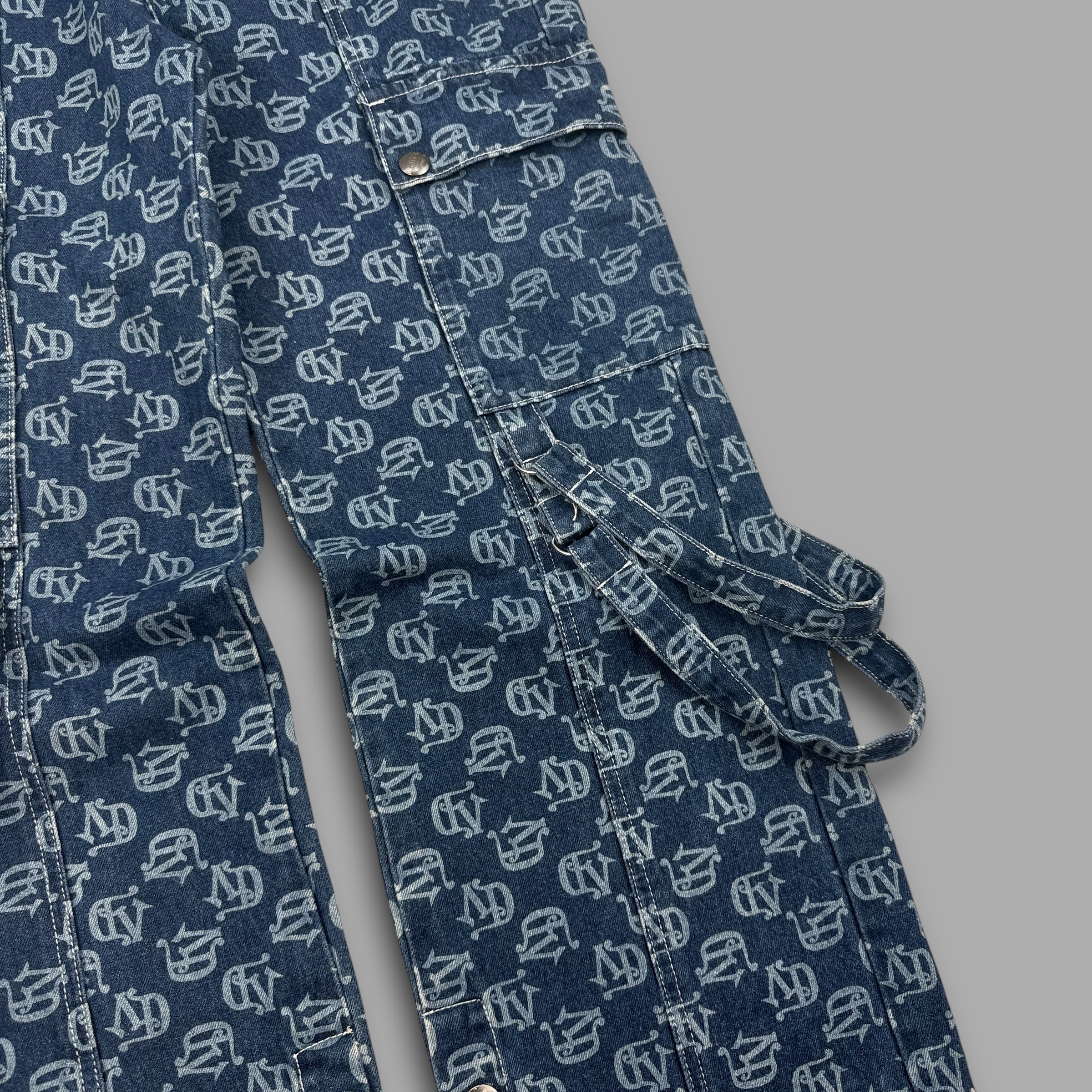 Von Dutch 2000's baggy monogram cargo jeans (M)