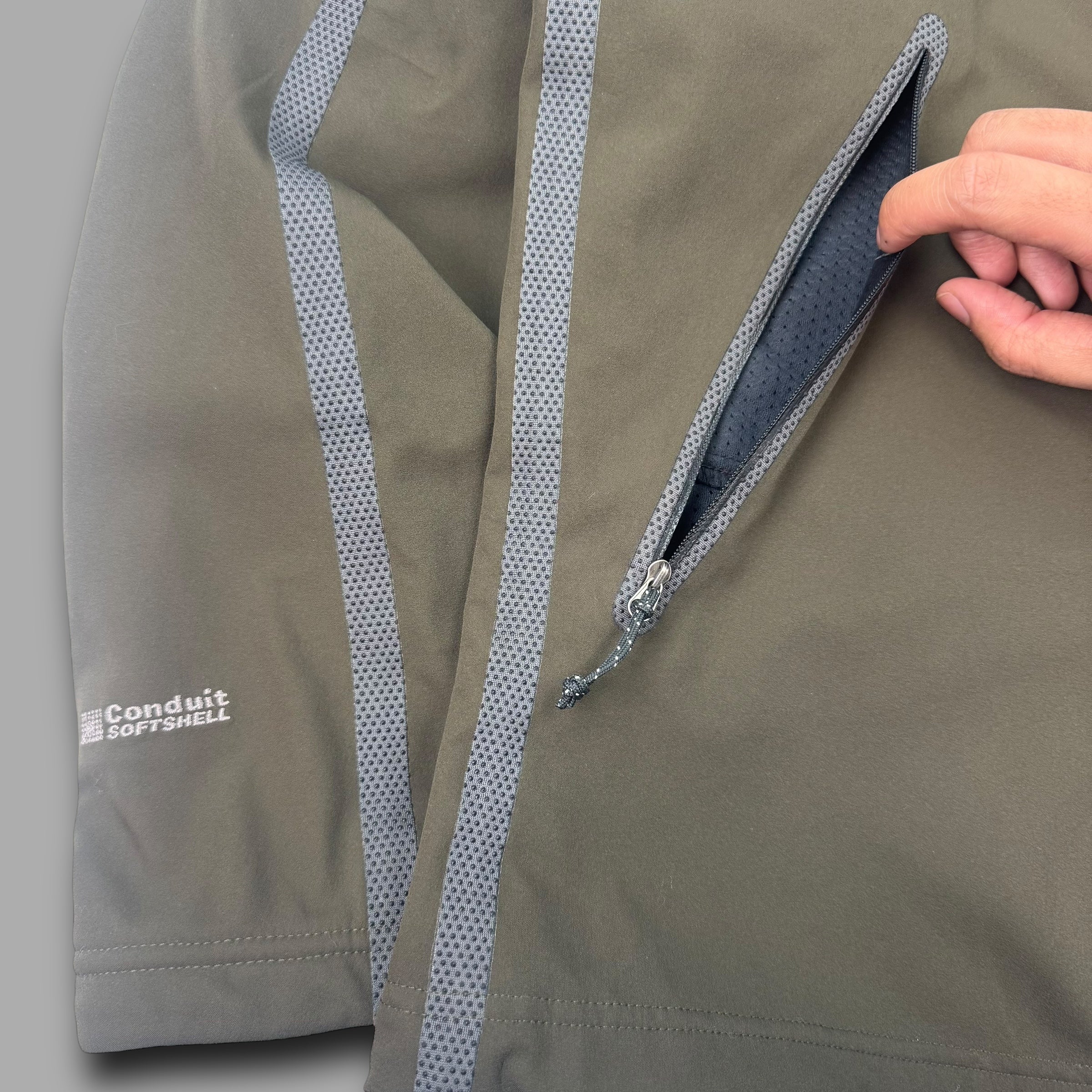 Mountain hardwear 2000’s technical taped seams conduit softshell jacket (S)