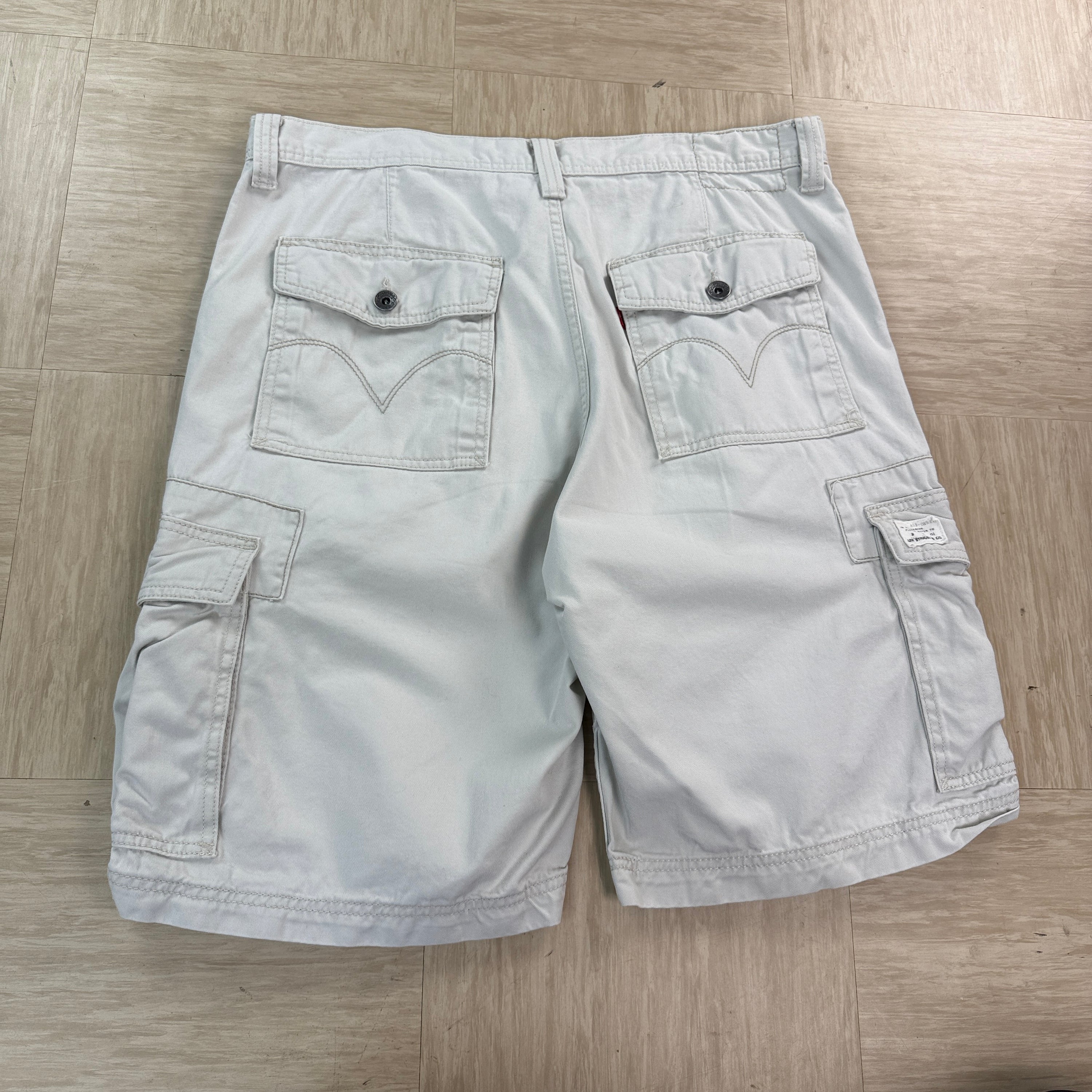 Levi's 2000's relaxed fit baggy cargo shorts (XL)
