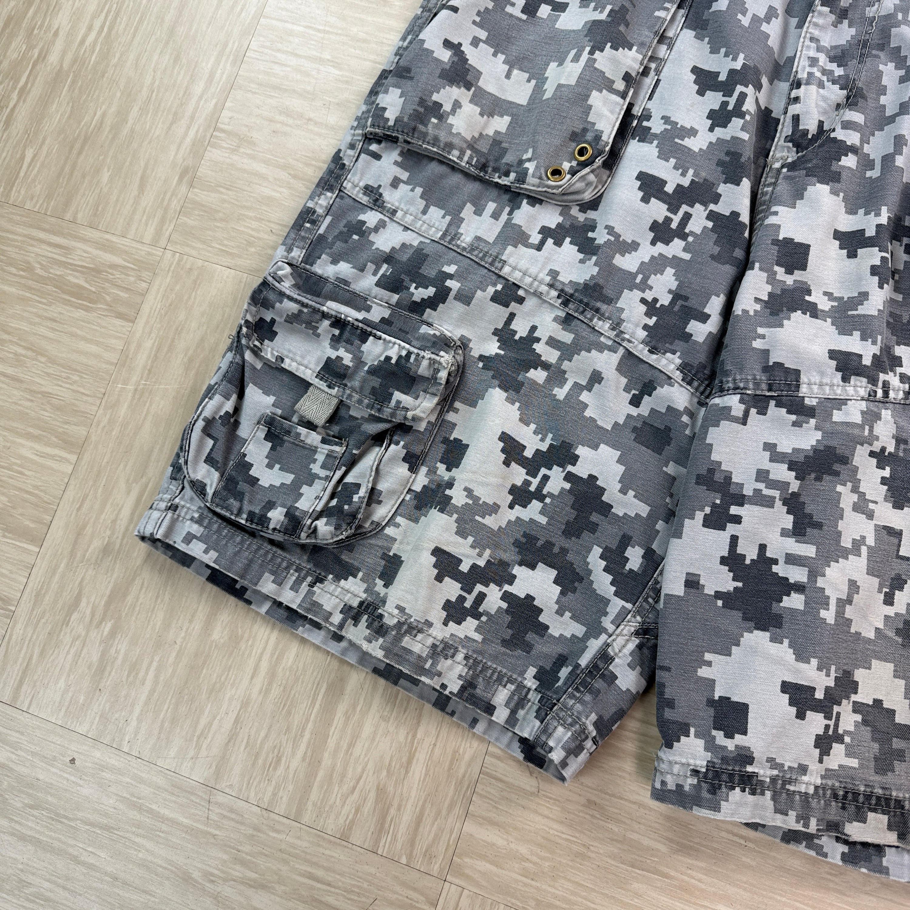 Vintage digital camo baggy multi-pocket cargo shorts (M)