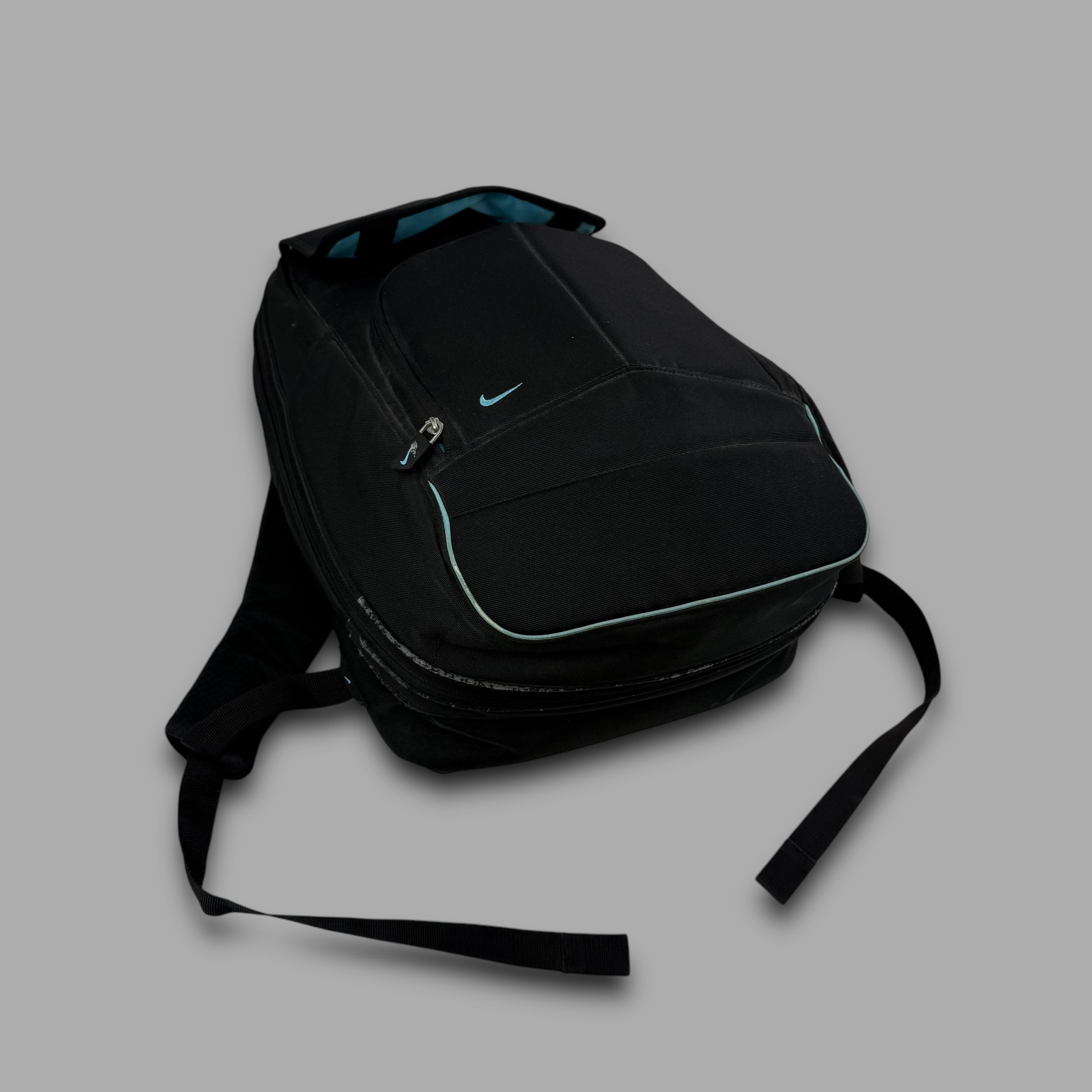 Nike 2000's hardshell padded carry-all travel backpack (OS)