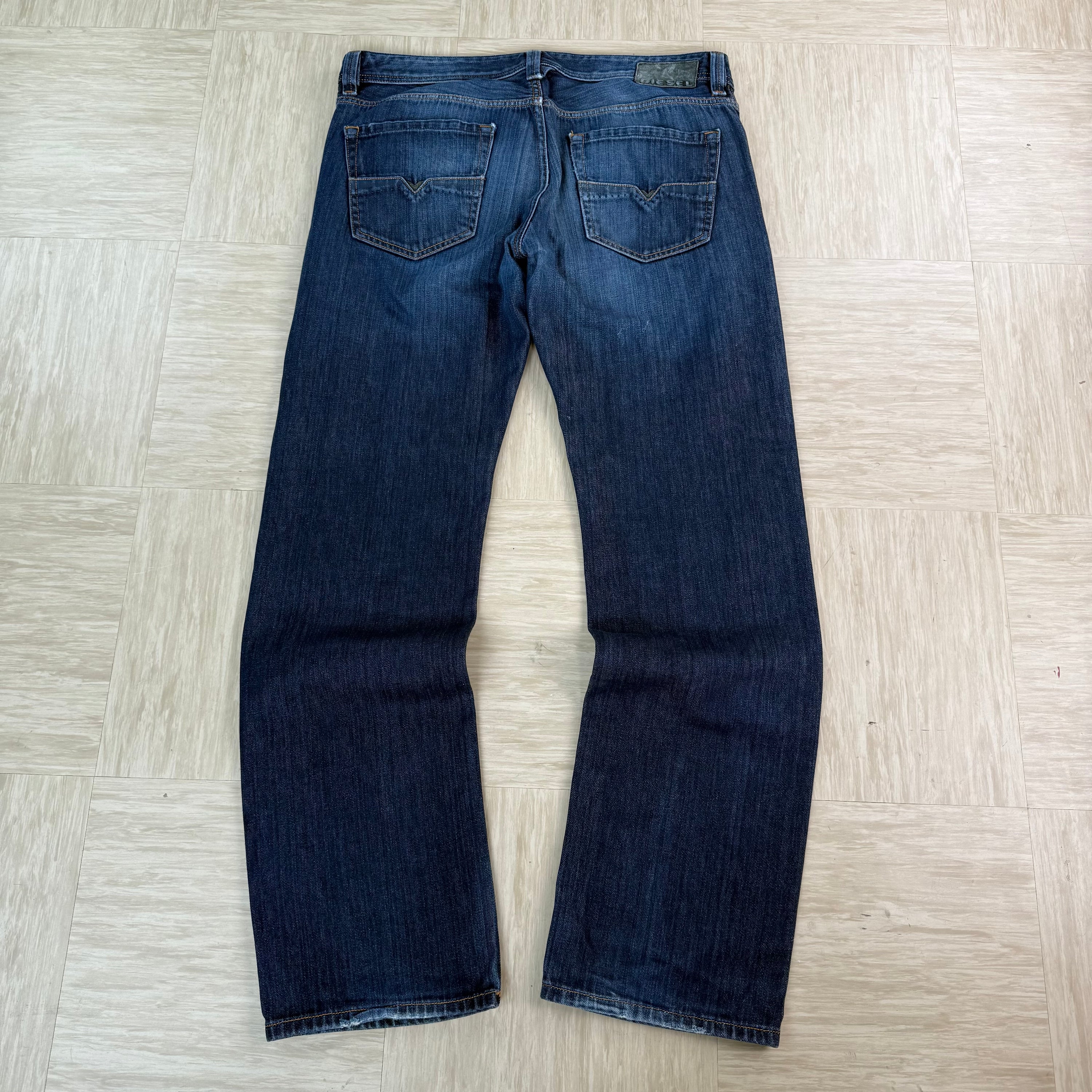 Diesel 2000's larkee dark denim relaxed straight fit (M-L)