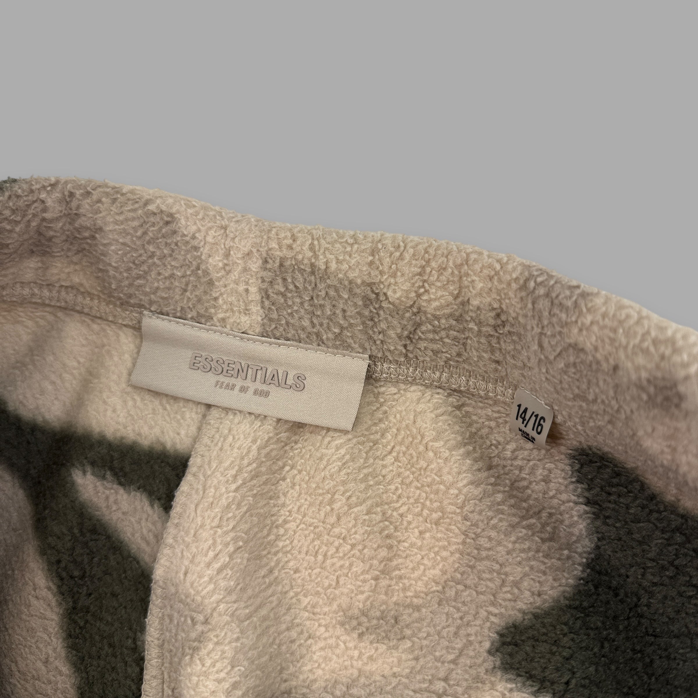 Essentials straight leg uncuffed fleece camo joggers (L) wms