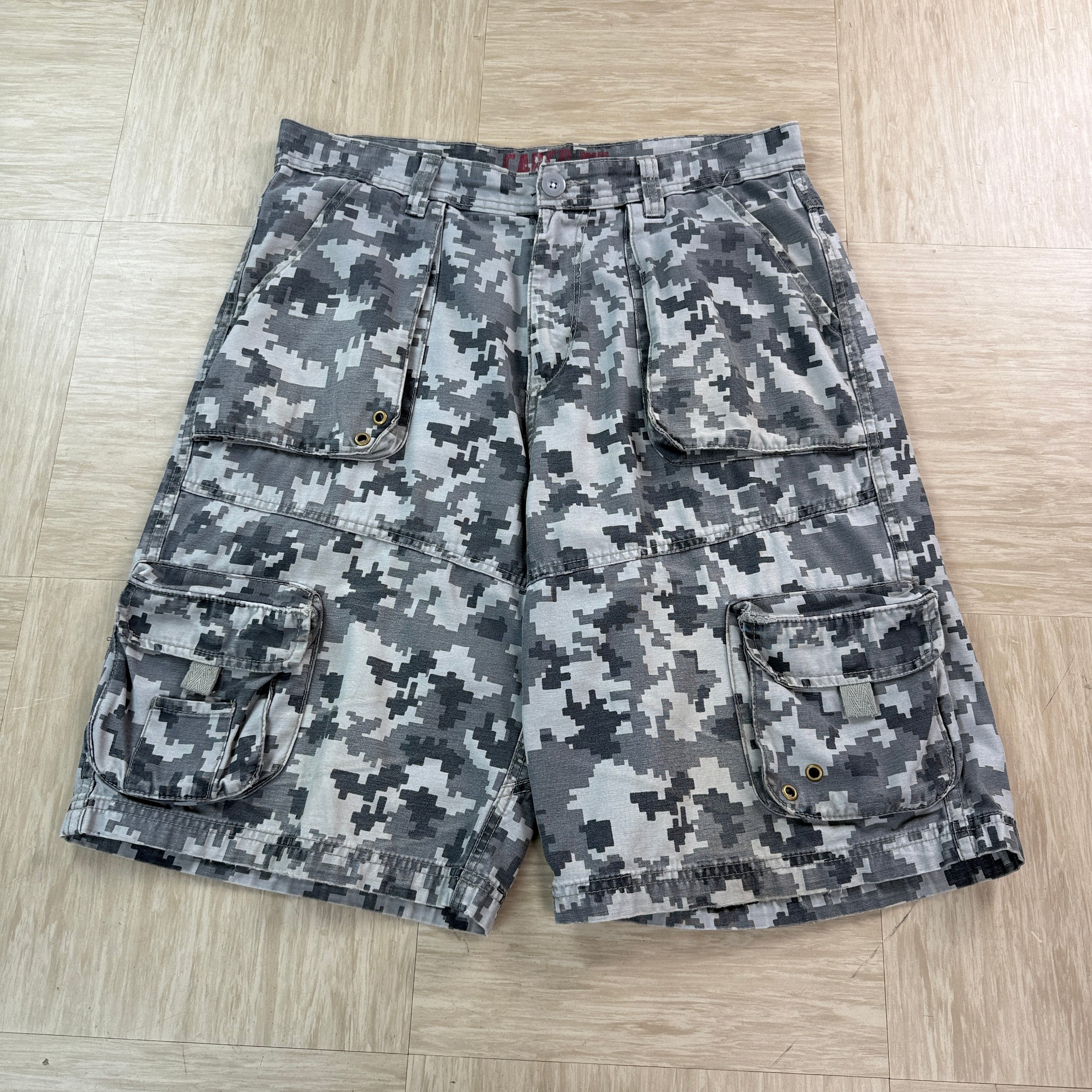 Vintage digital camo baggy multi-pocket cargo shorts (M)
