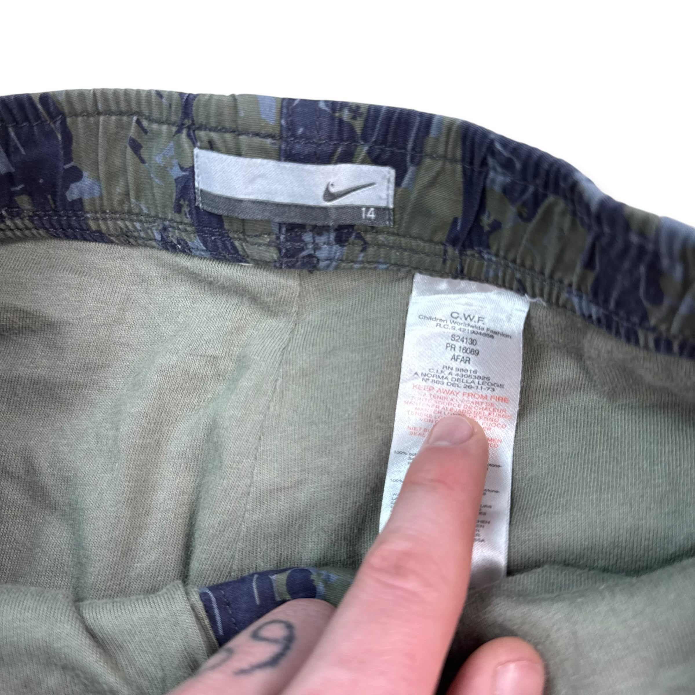 Nike 2000's graphic gender figure camo printed baggy bottoms (S)