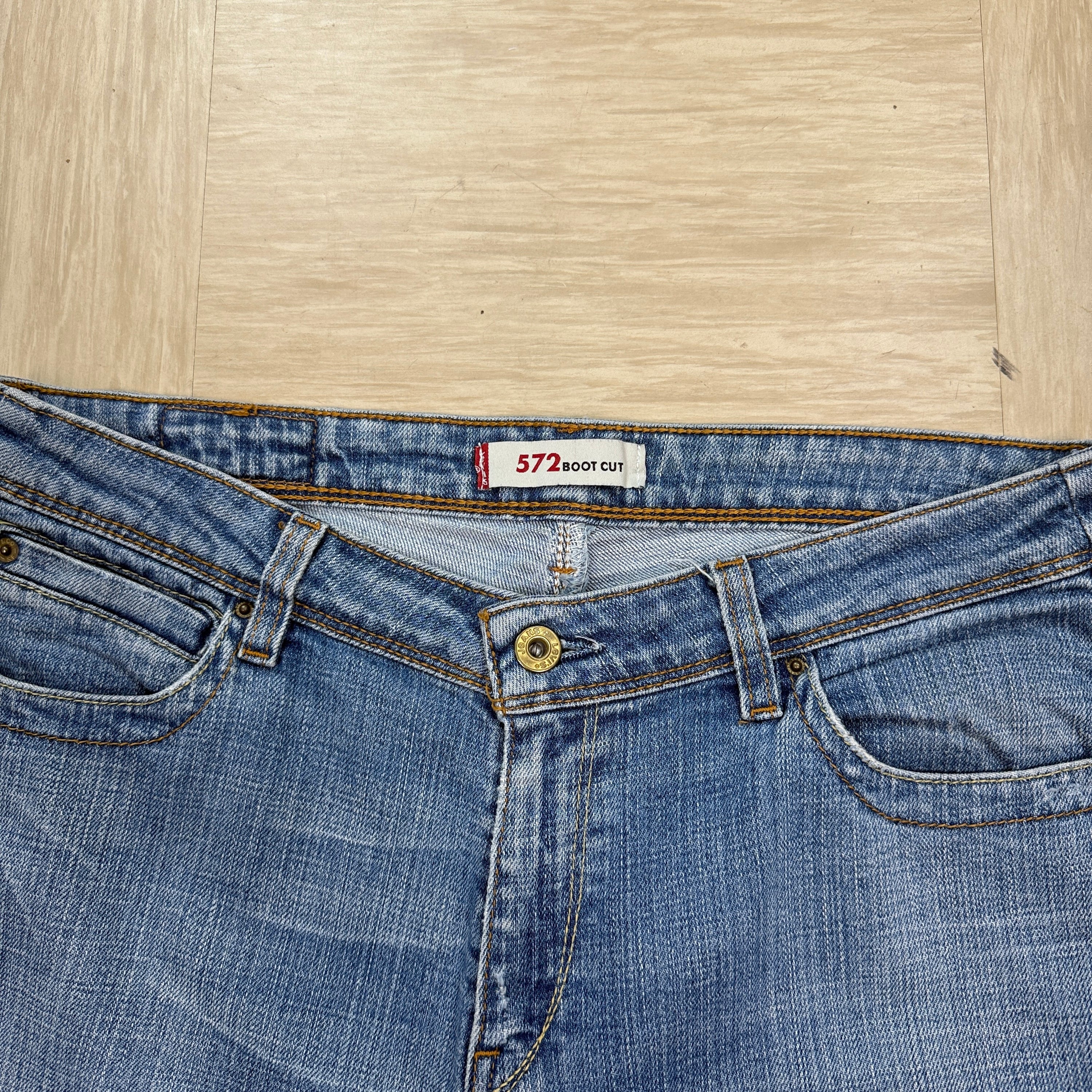 Levi's 572 2000's relaxed fit denim bootcut jeans (S)