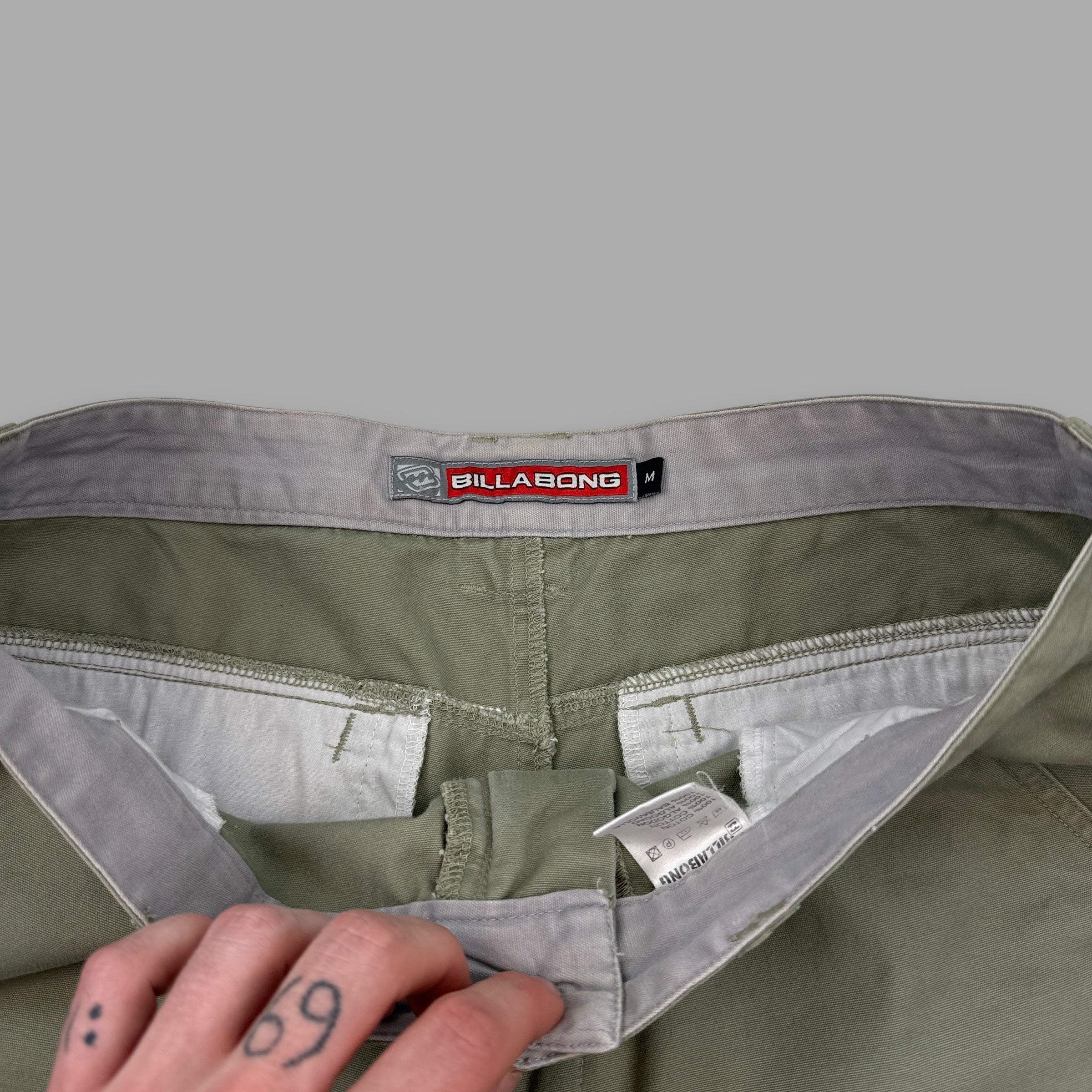 Billabong 2000's baggy wide leg spellout cargo shorts (M)