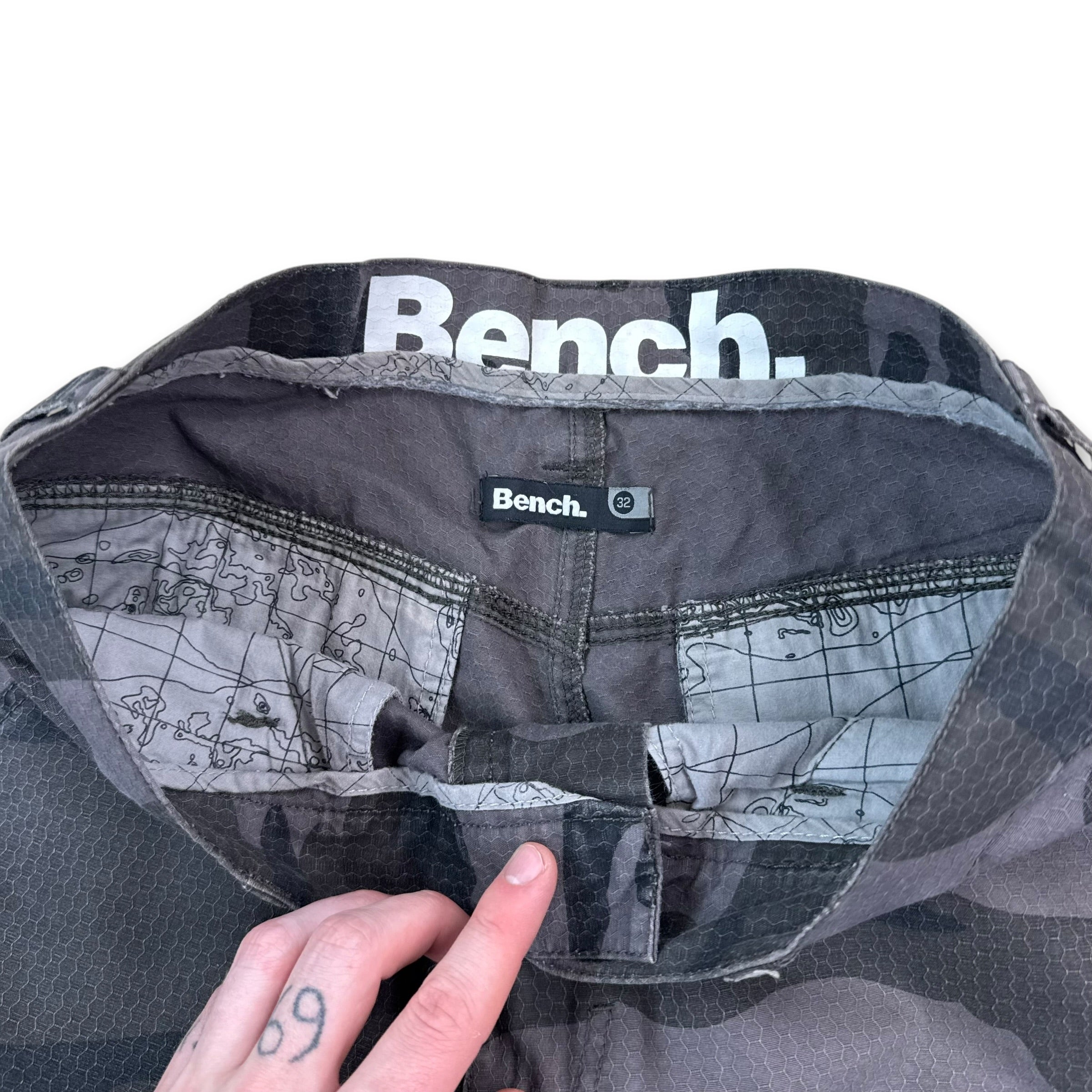 Bench 2000's dark graphic camo shorts (S)