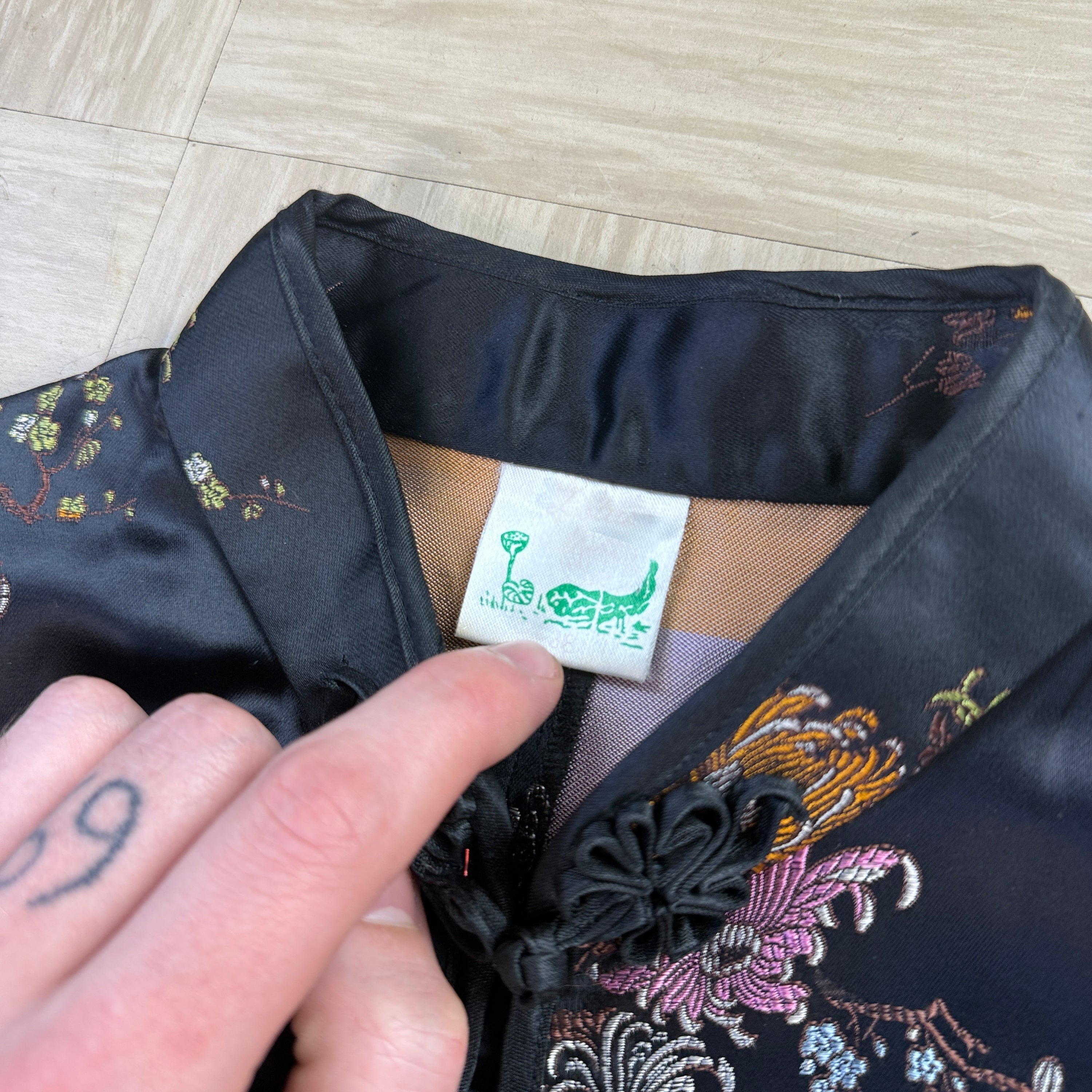 Traditional Chinese mandarin collar satin jacket with frog closure and floral embroidery (S) wms