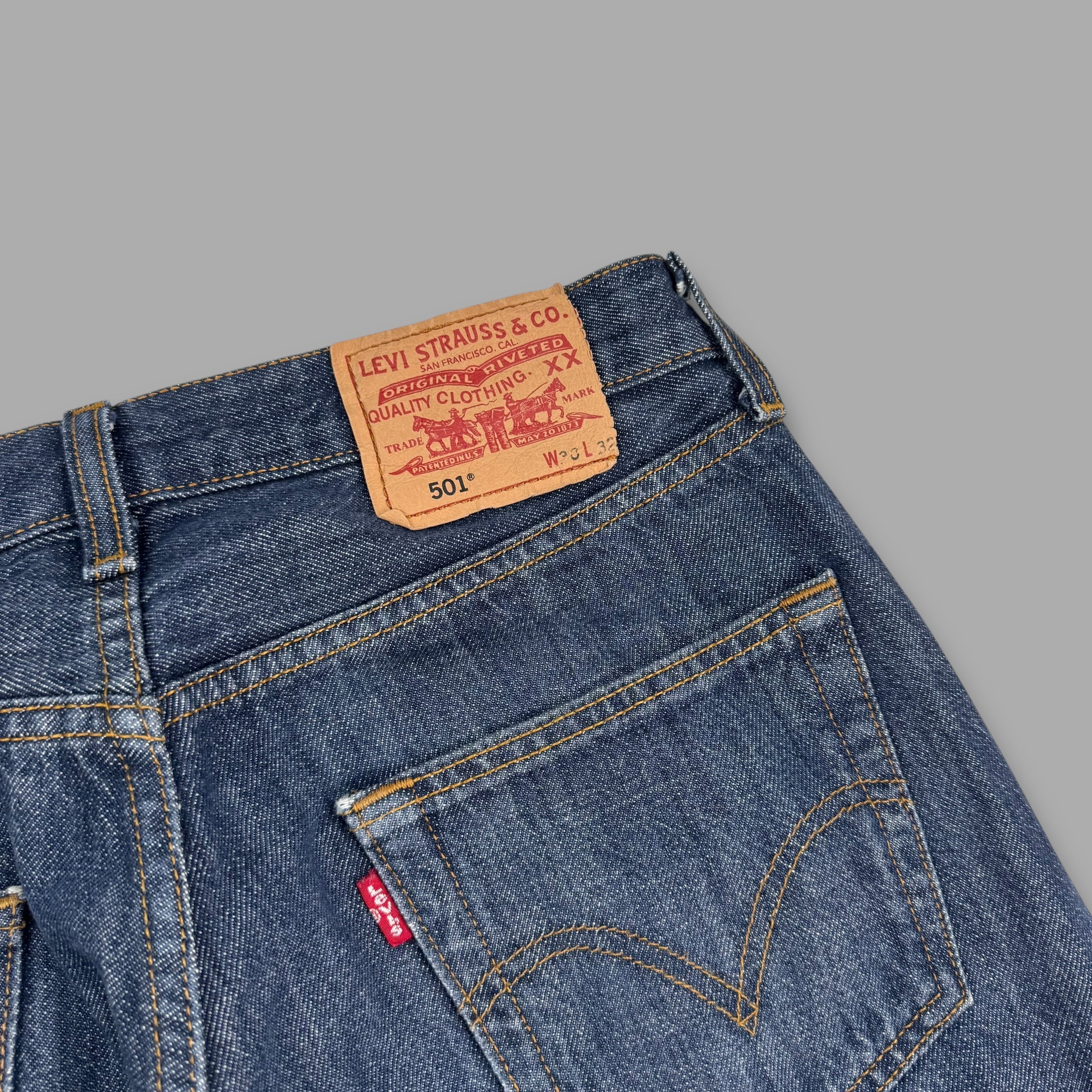 Levi 501 relaxed straight fit denim jeans (M)