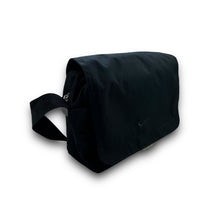 Load image into Gallery viewer, Nike 2000&#39;s technical messenger bag (OS)
