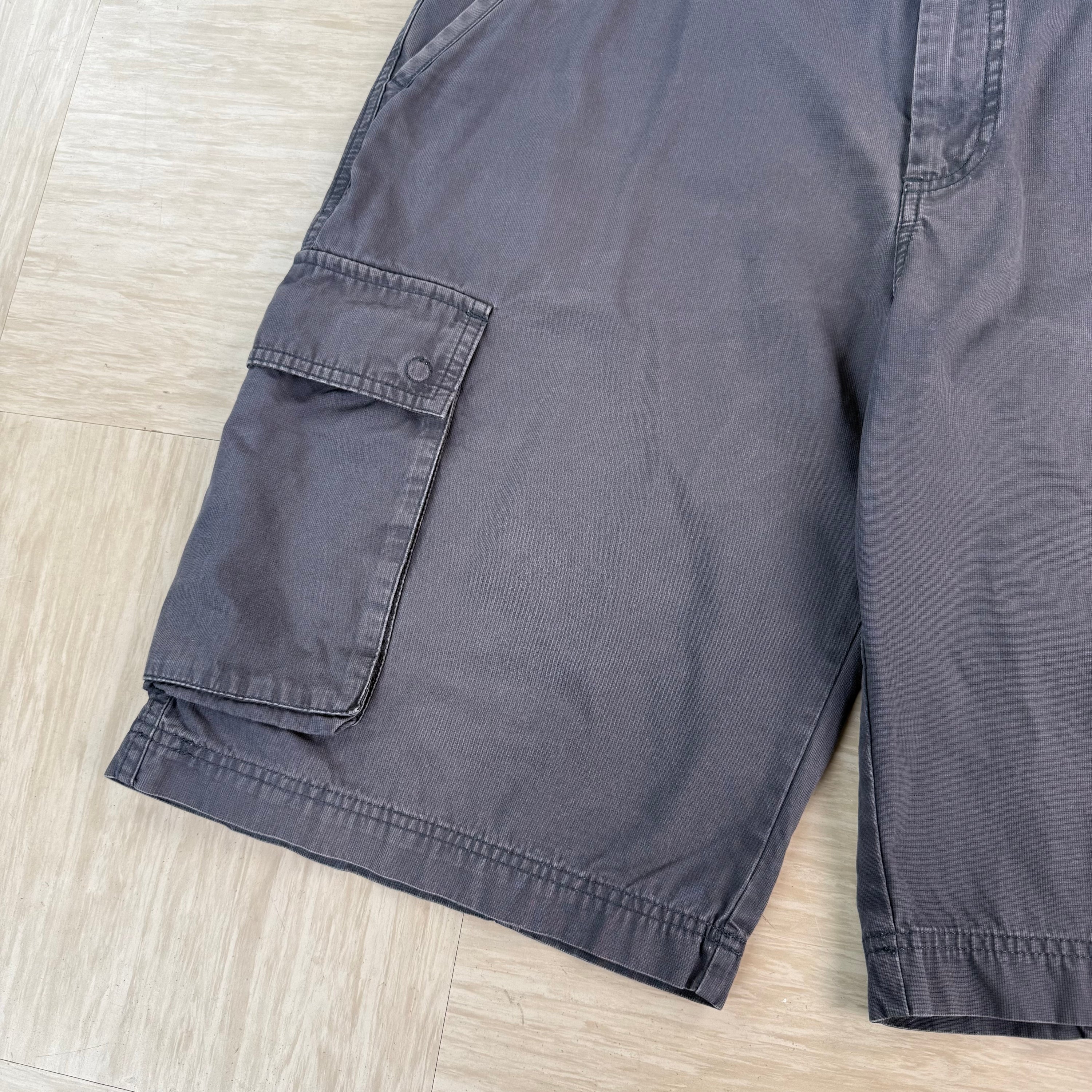 Nike 2000's baggy wide leg cargo shorts (M)