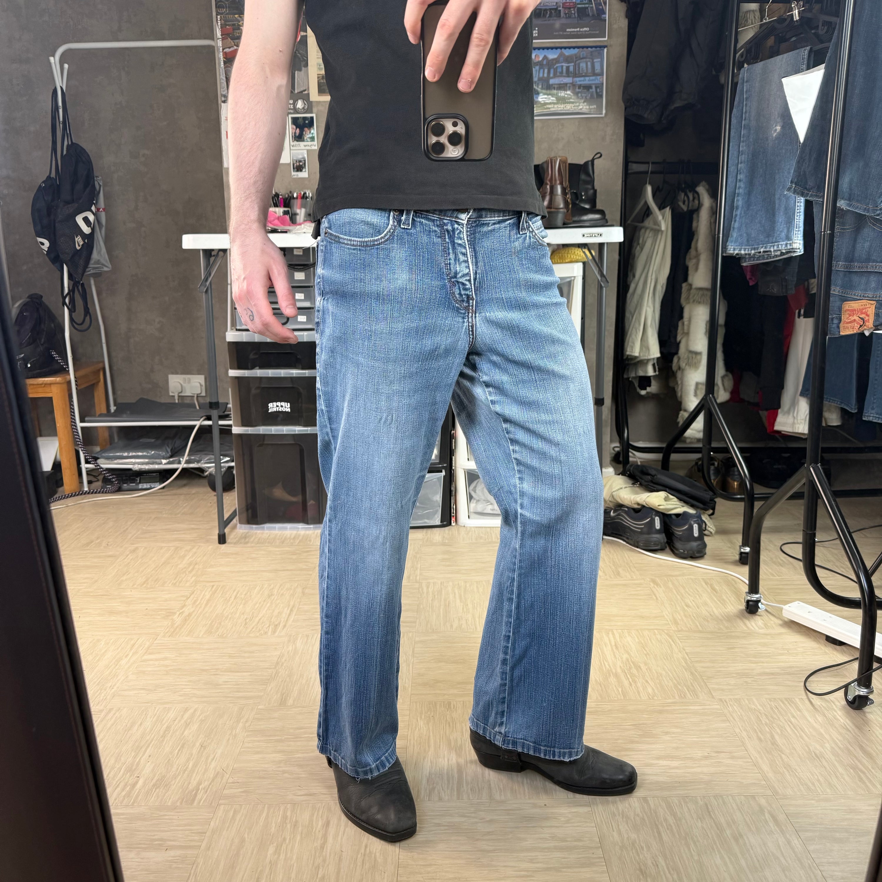 Levi's 548 2000's perfectly slimming relaxed flare denim jeans (S)
