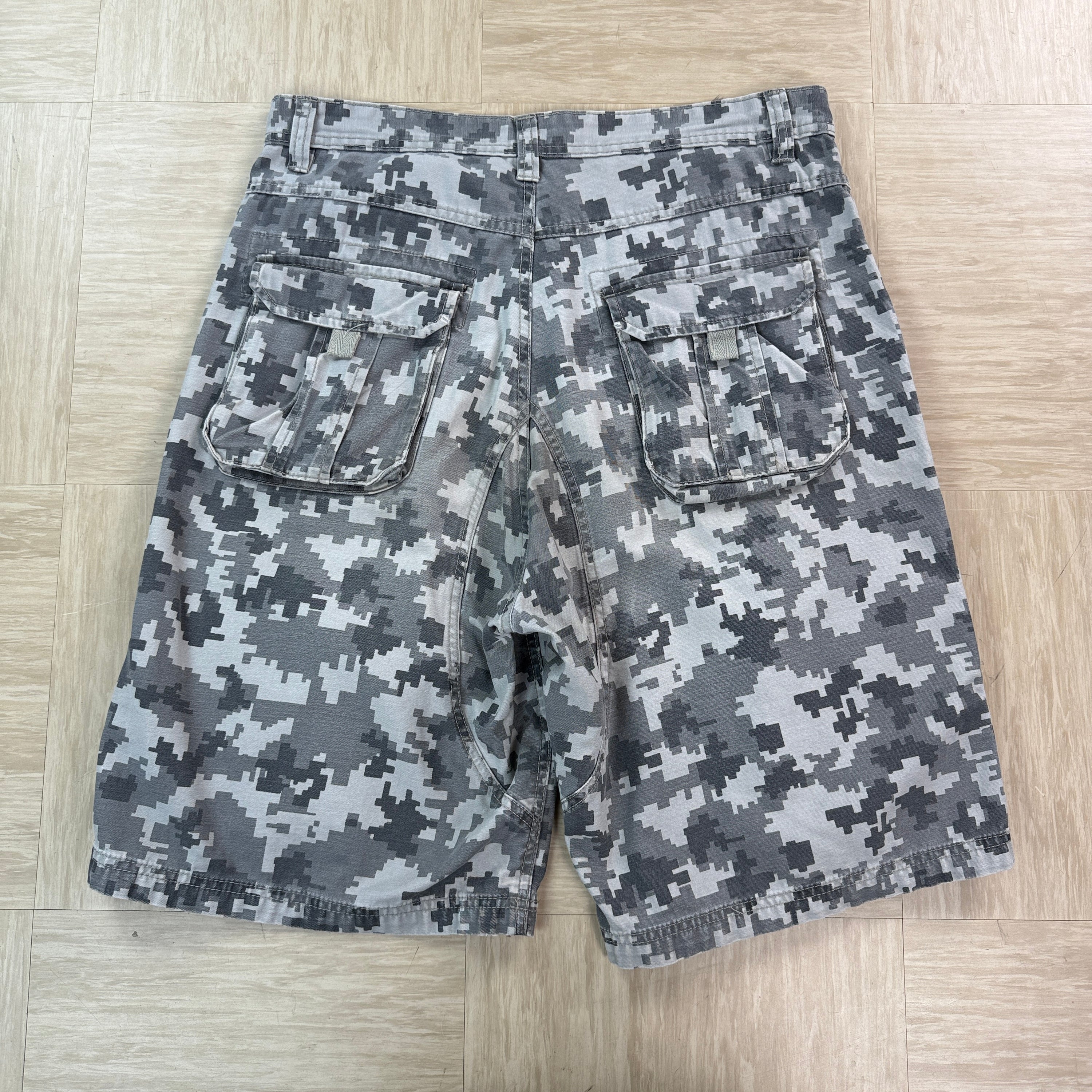 Vintage digital camo baggy multi-pocket cargo shorts (M)