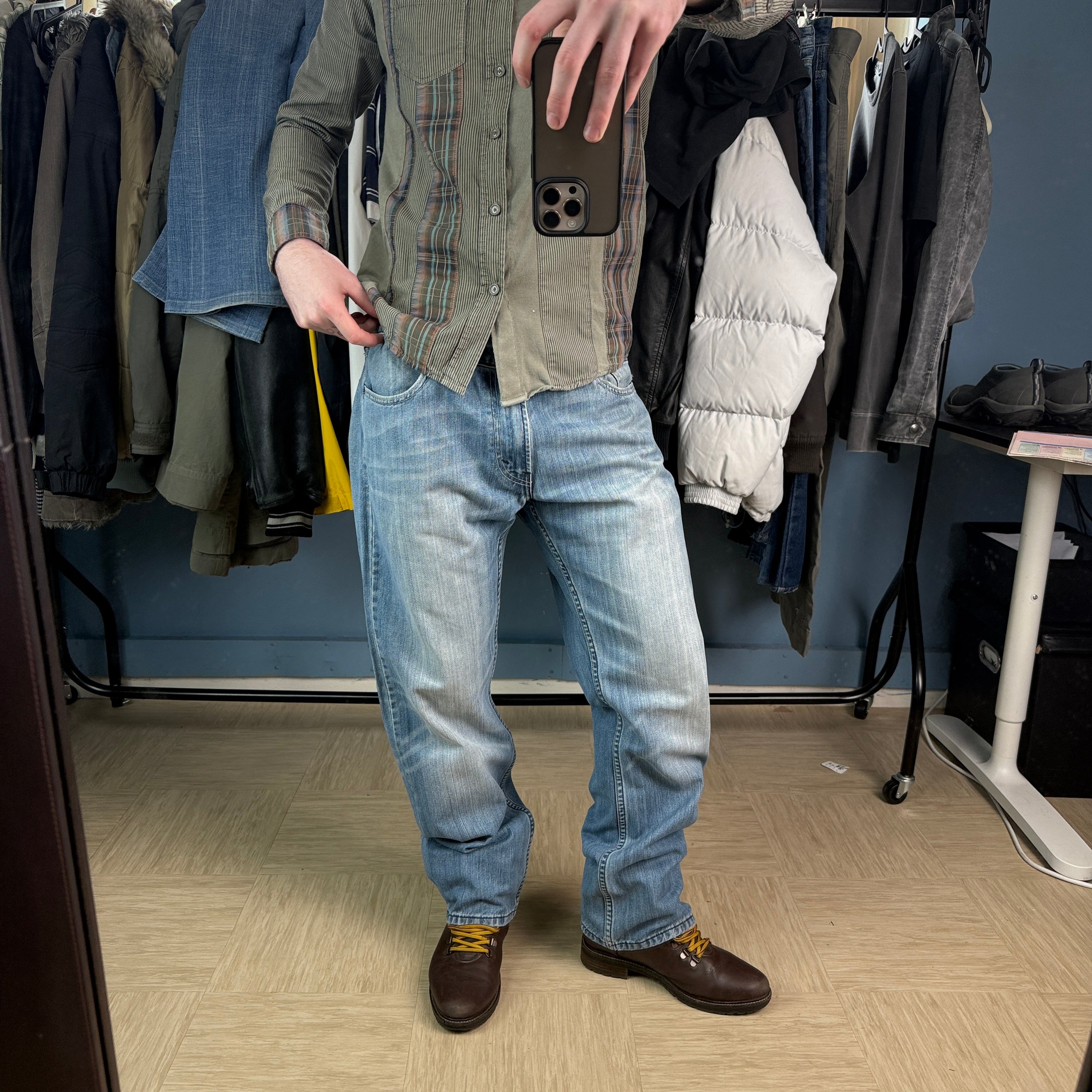 Levi's 527 2000's low waisted relaxed bootcut denim jeans (S-M)