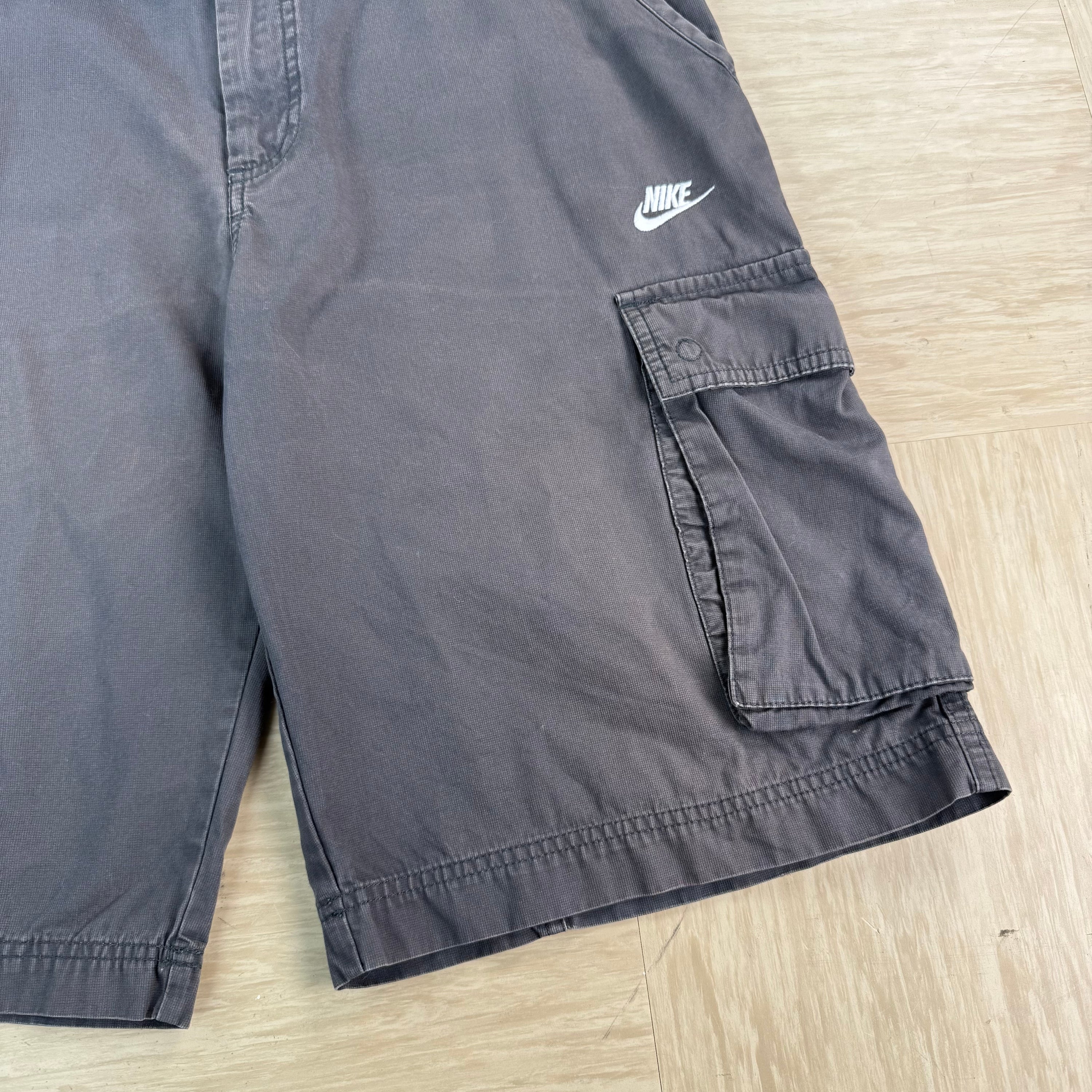 Nike 2000's baggy wide leg cargo shorts (M)