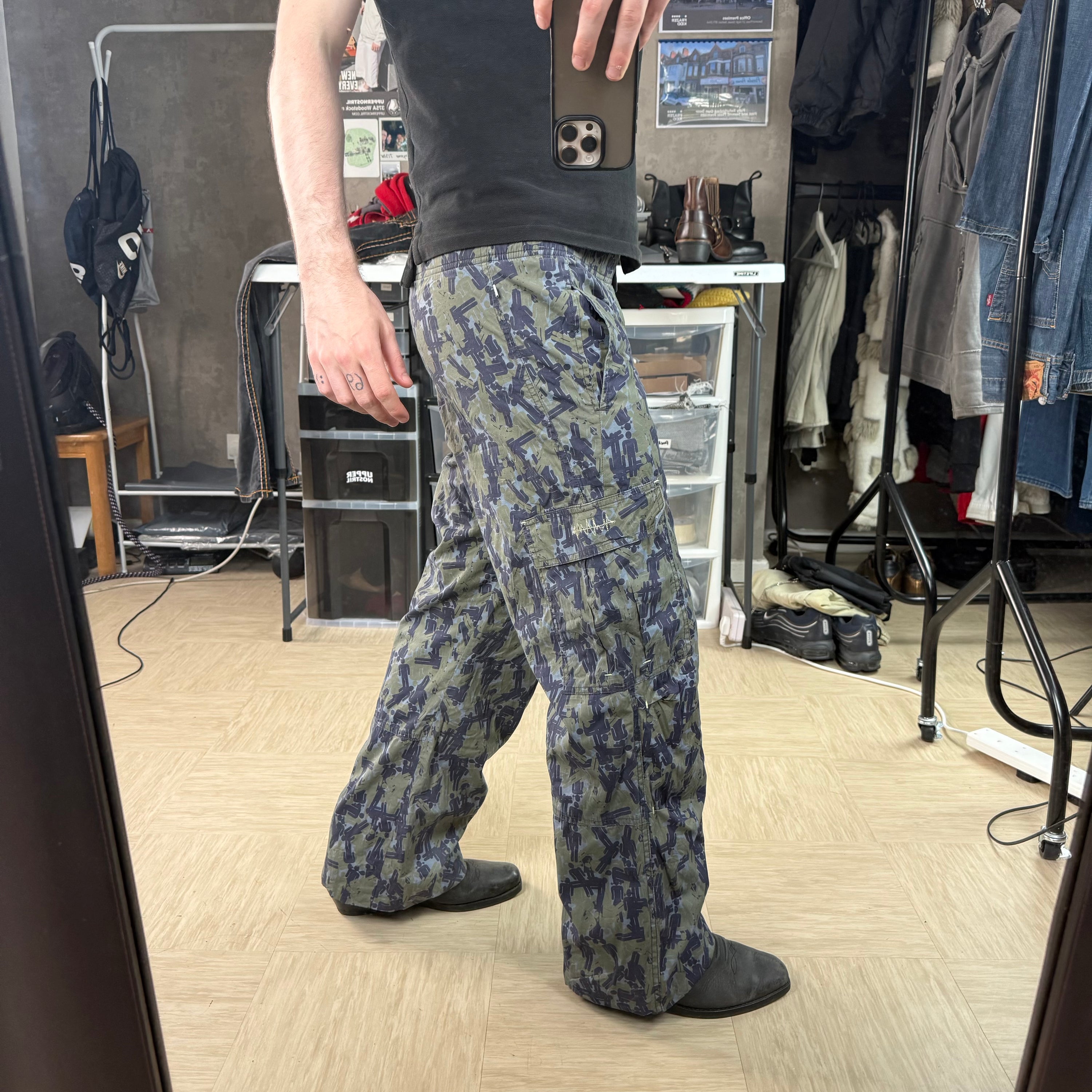 Nike 2000's graphic gender figure camo printed baggy bottoms (S)